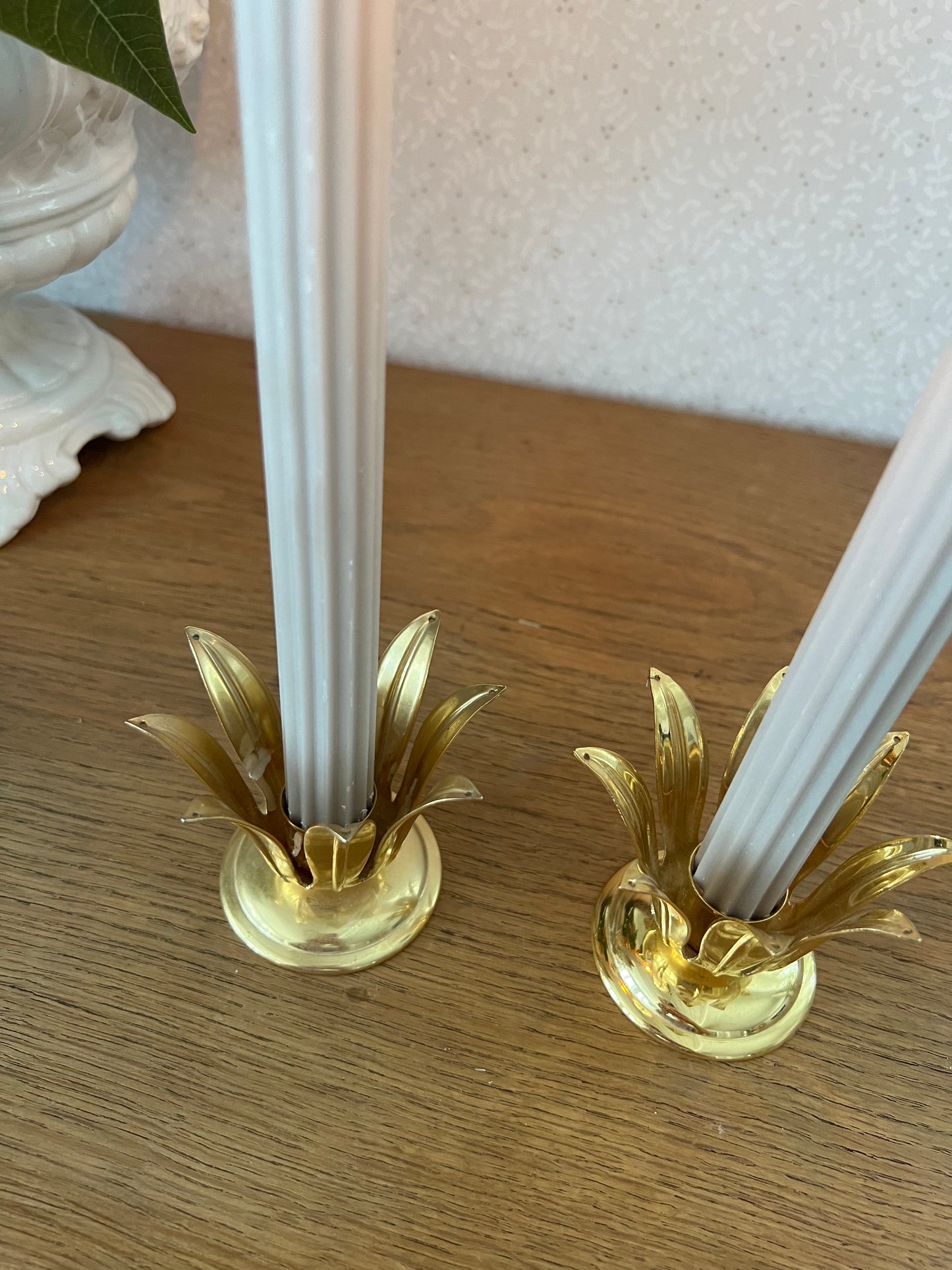 2 st liljeformade mässingsljusstakar