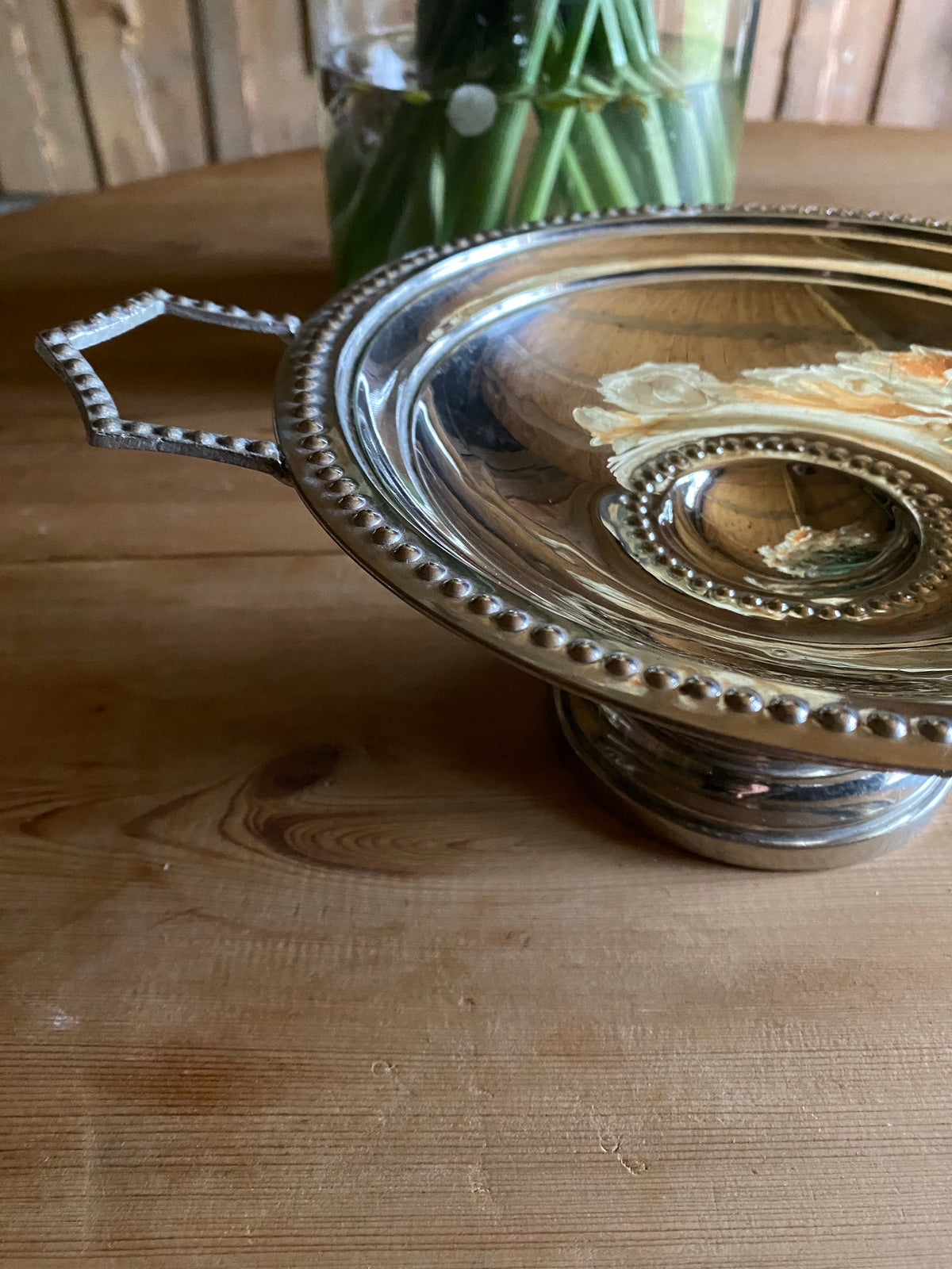 Silverfat på fot med handtag