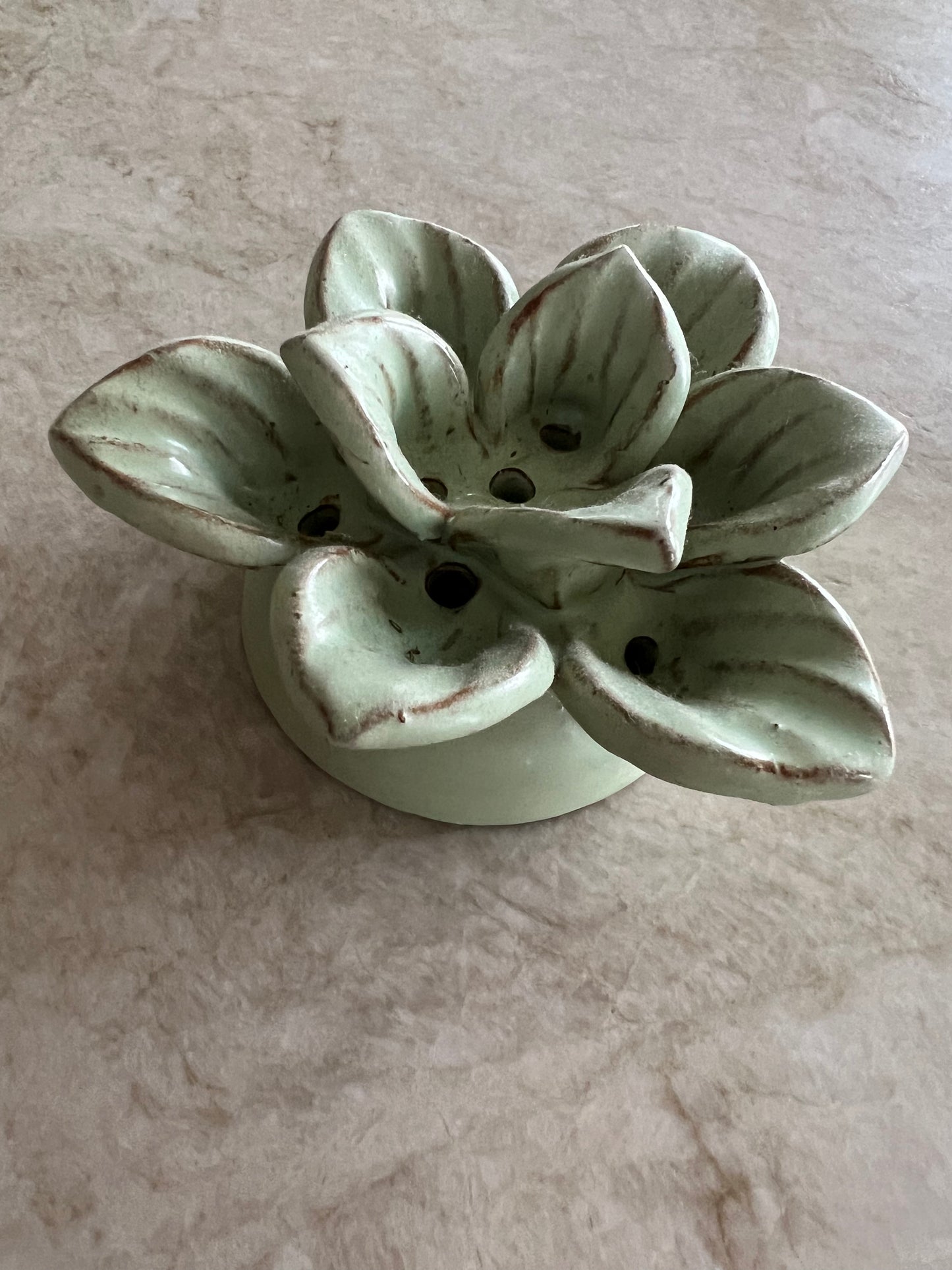 Finaste fakiren i grön keramik - blomma