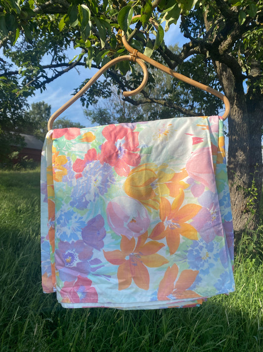 Blommigt tyg / gardinlängder i finaste färger