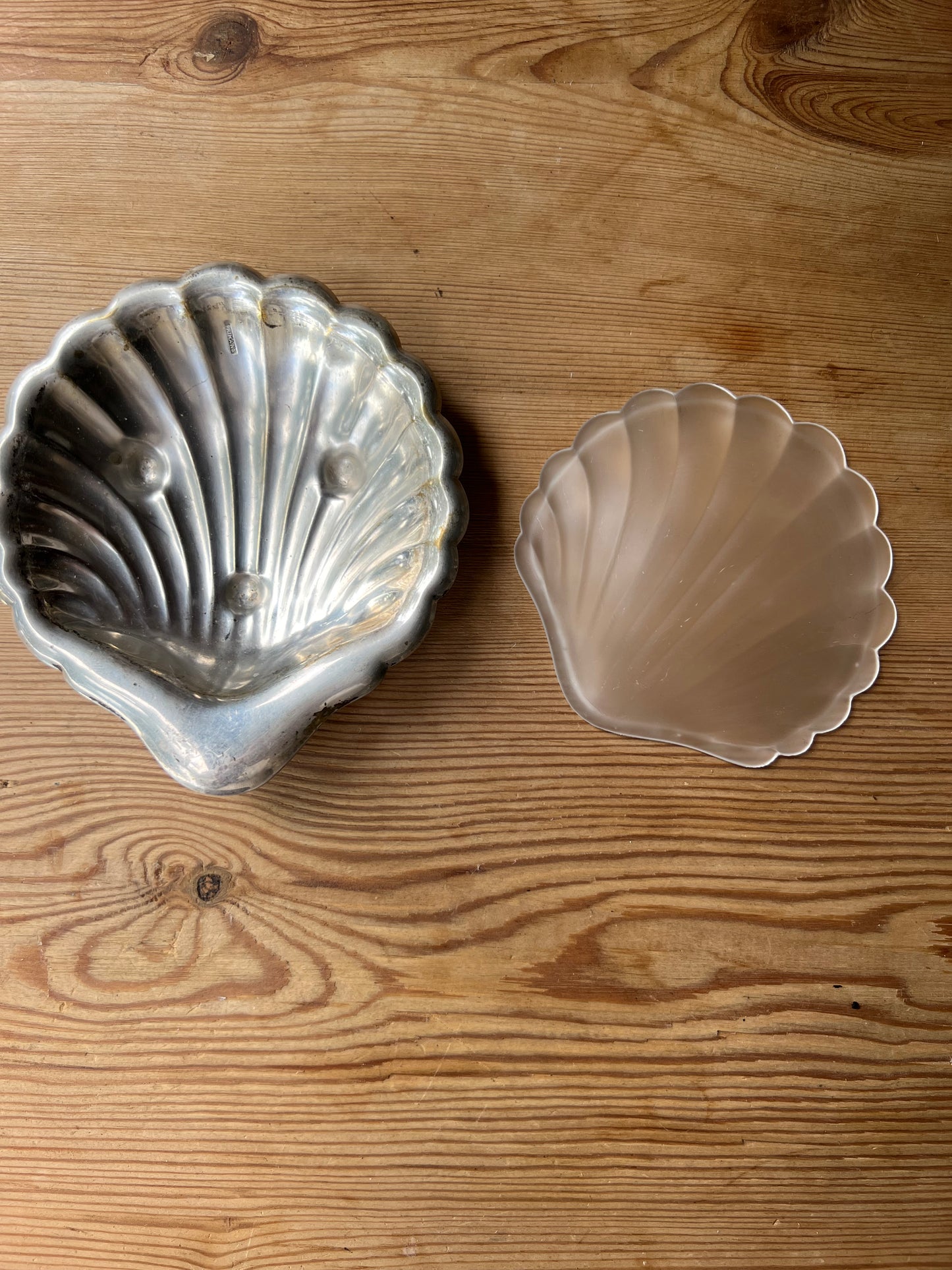 Snäckfat i nysilver med glasinsats