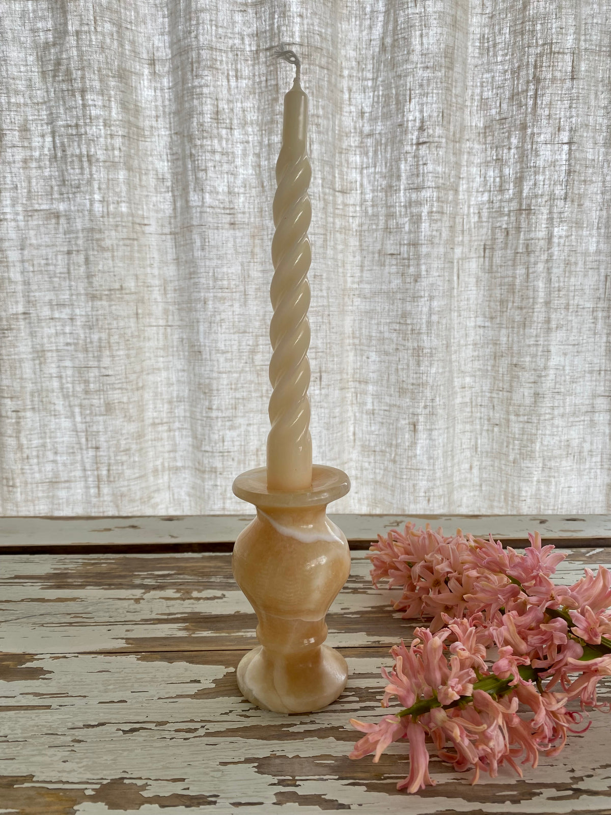 Ljusstake i beige marmor