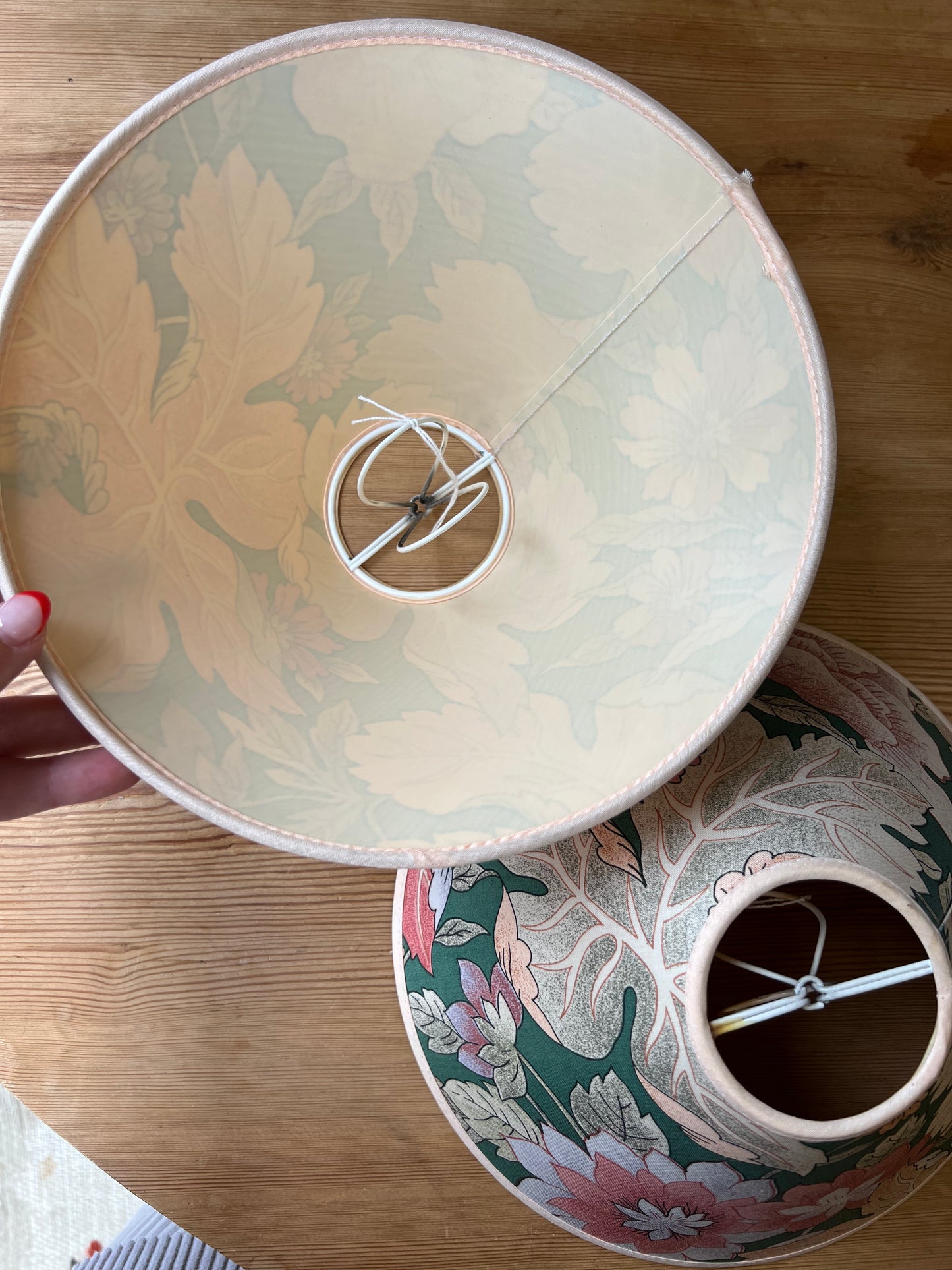 Paret lampskärmar i blommigt