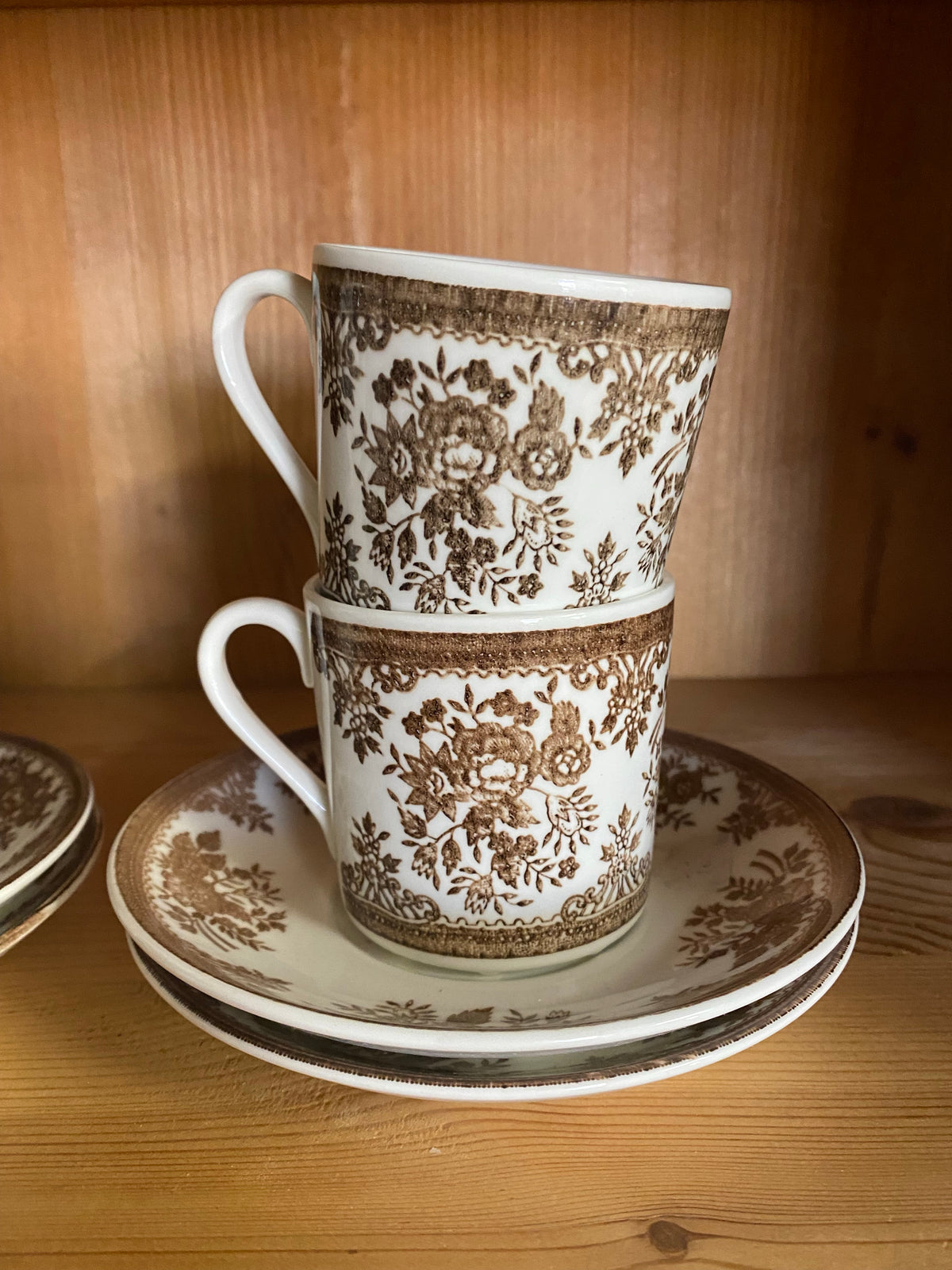 Fyra kaffekoppar med fat - brun FASAN Old Gustafsberg