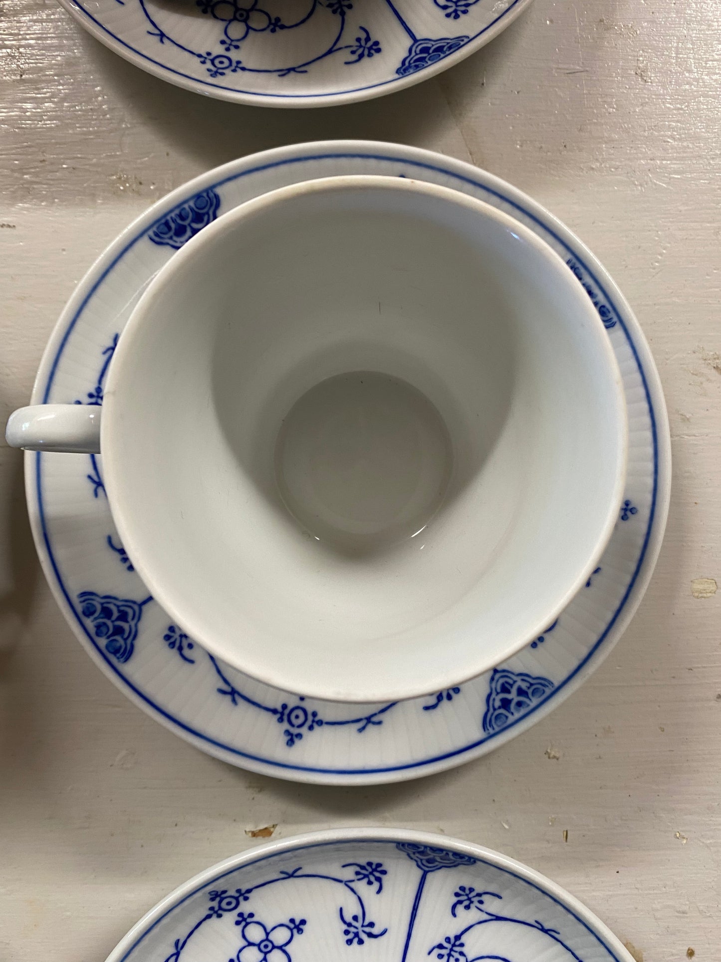 6st koppar med fat i blåvitt