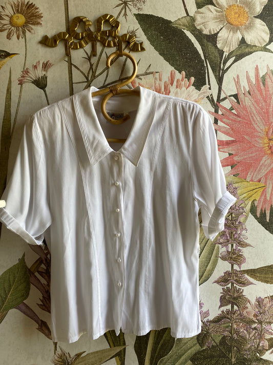 Vit blus med vackra knappar
