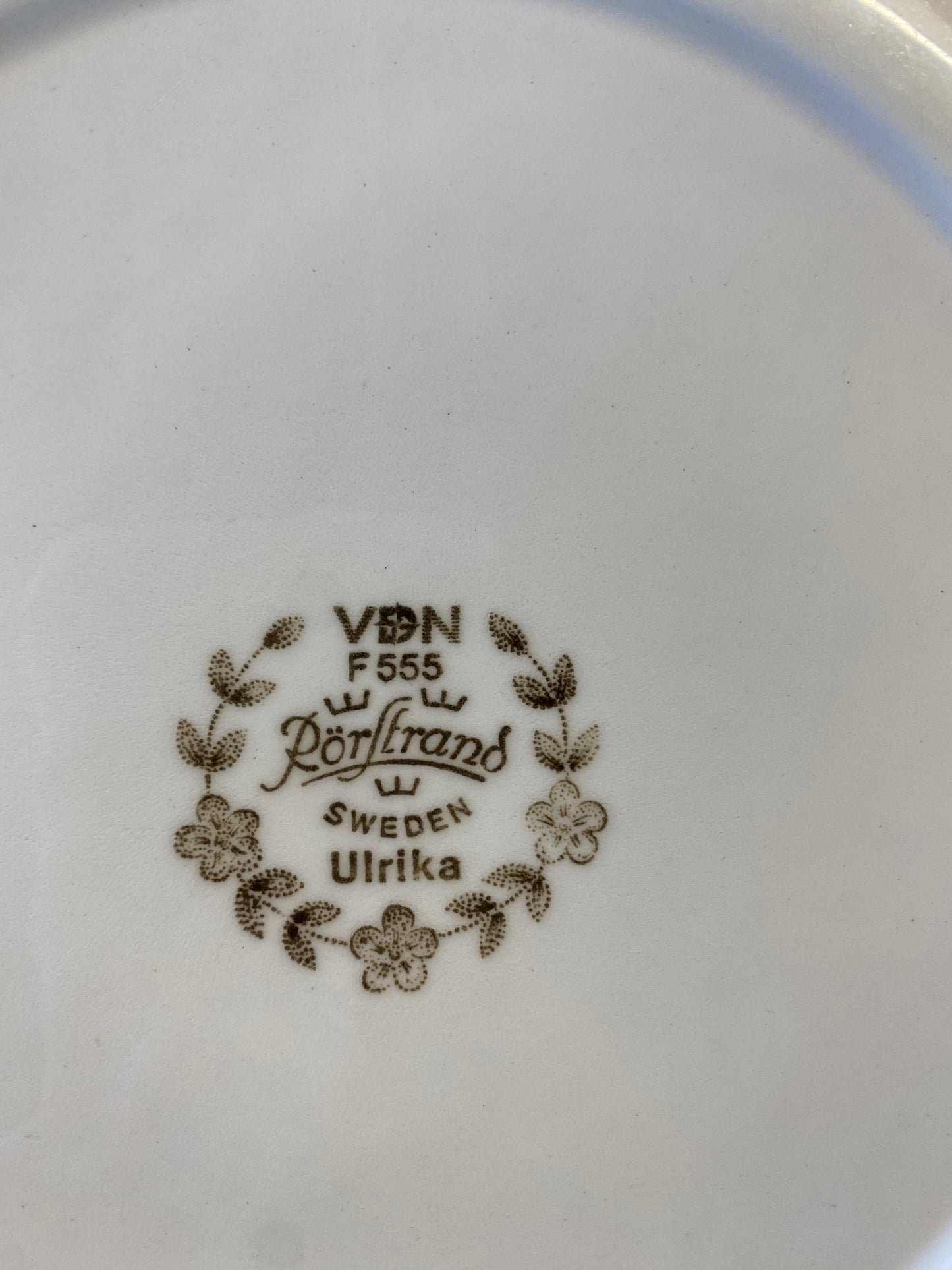 Brun/vit tallrik - RÖRSTRAND ULRIKA