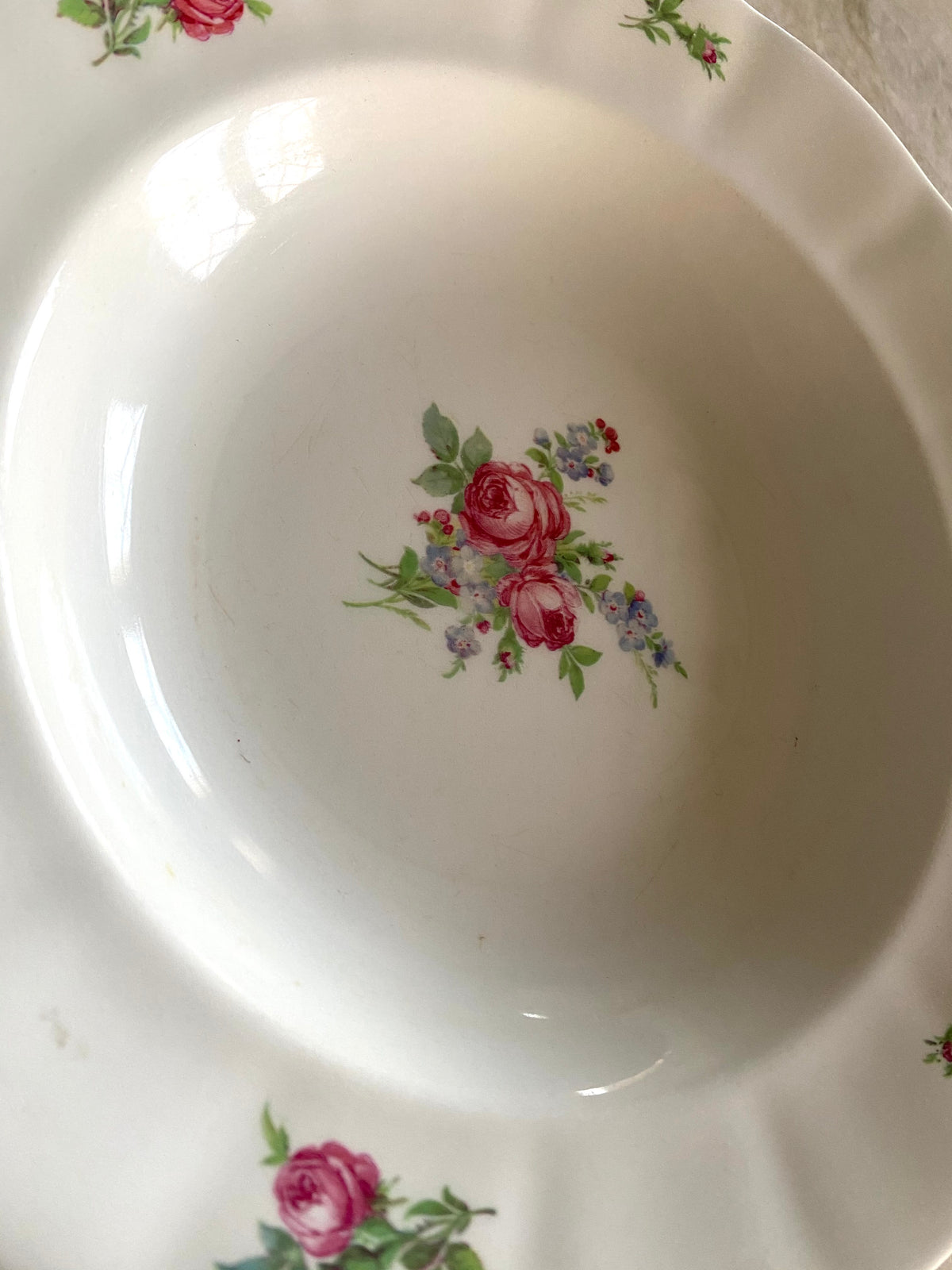 Mindre djup blommig tallrik - Rörstrand