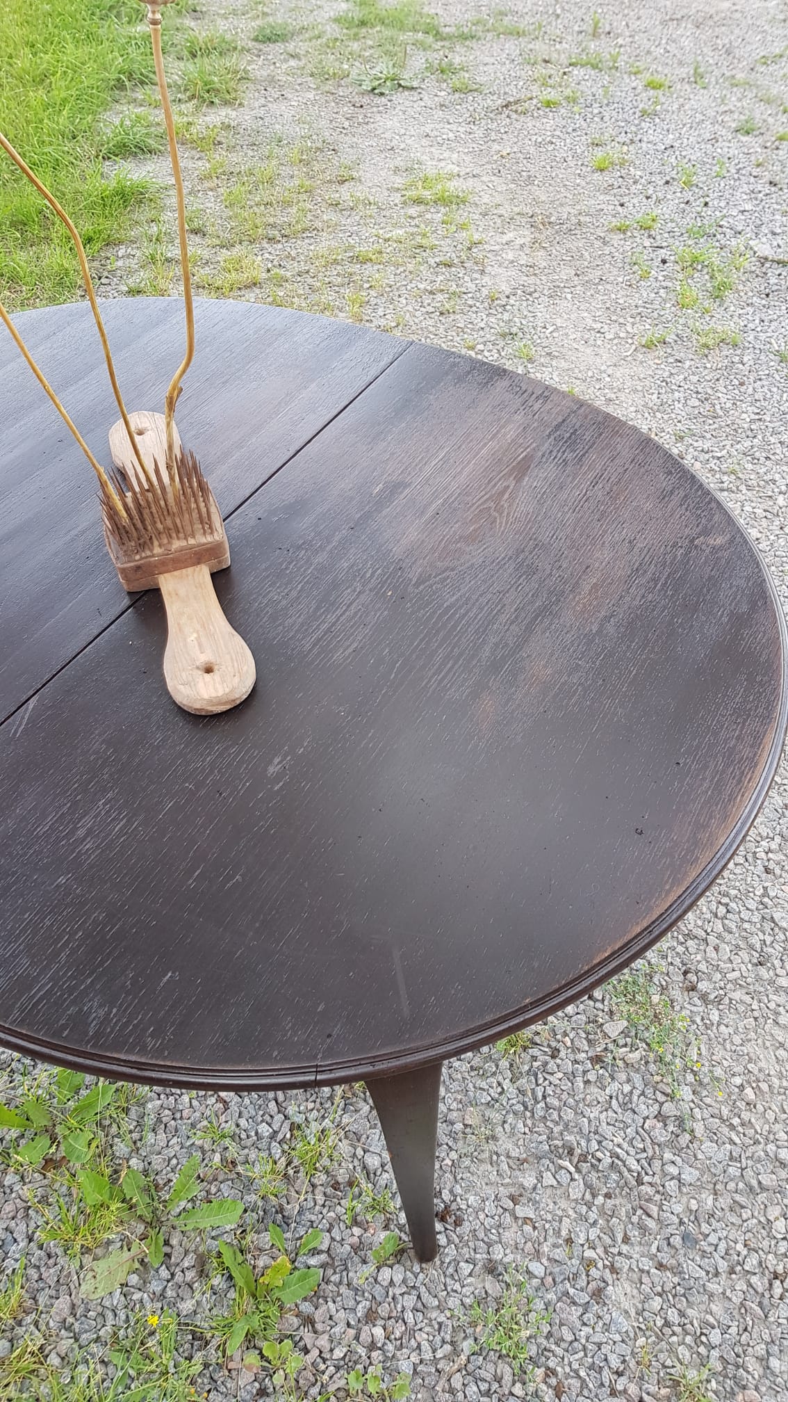 Ovalt matbord i mörkt trä med iläggsskivor