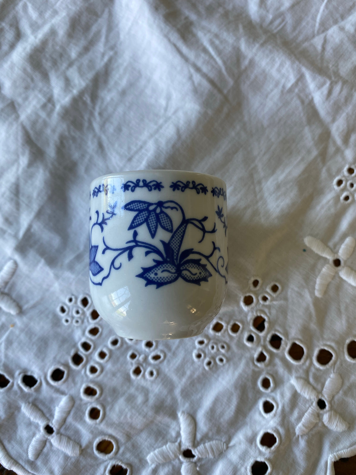 Äggkopp i blåvitt mönster