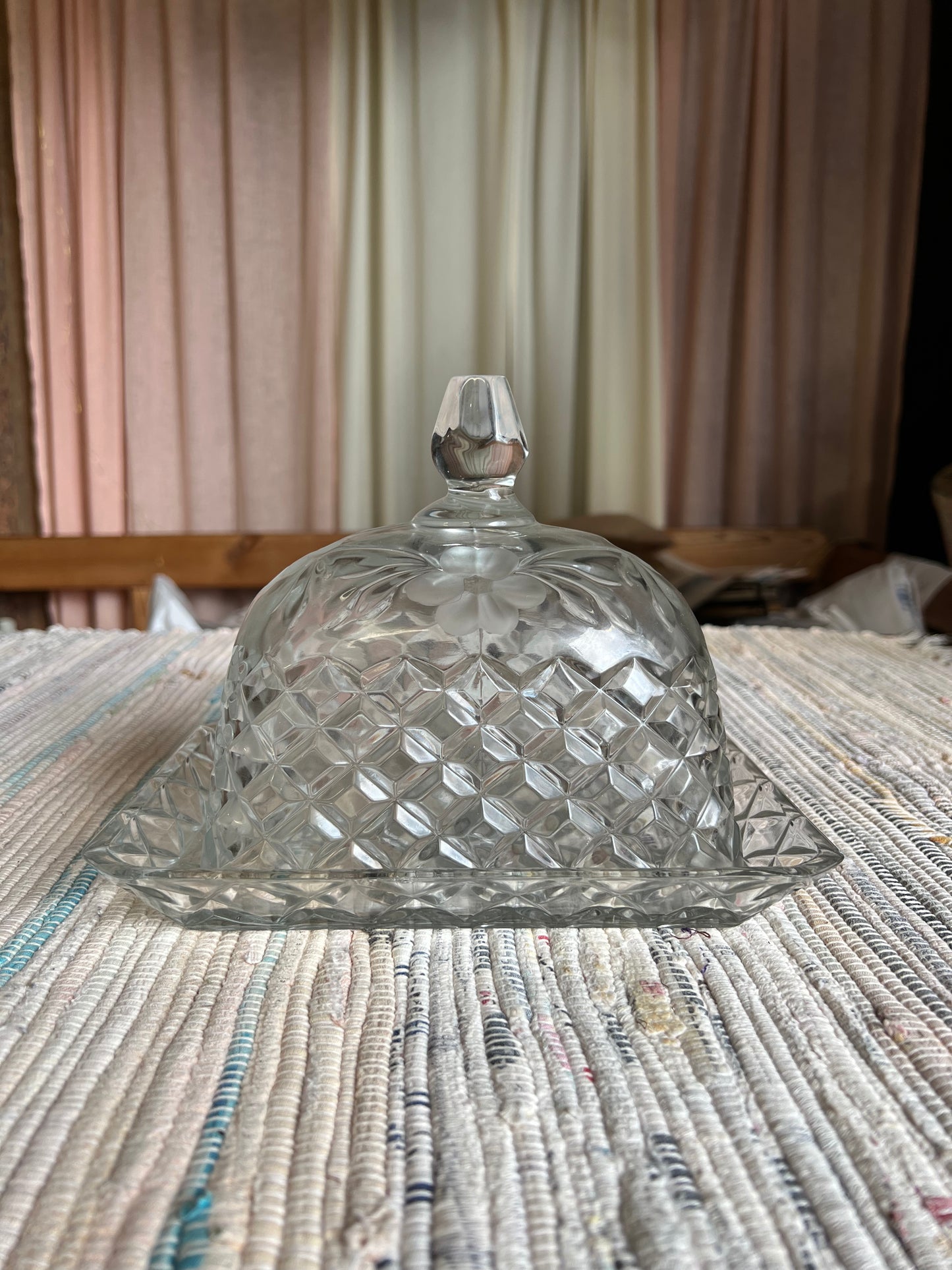 Maffig smörbytta / ostkupa med knopp