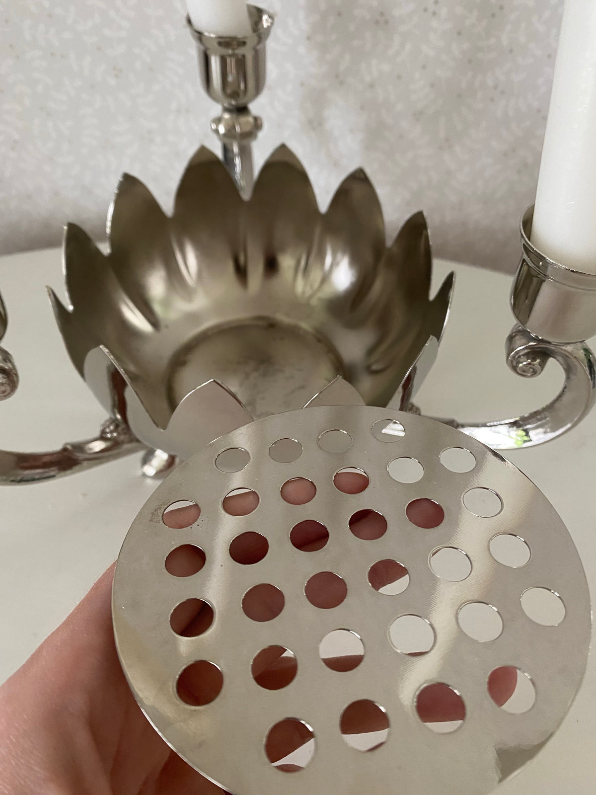 Näckrosformad trearmad ljusstake med blomsterfakir/kruka