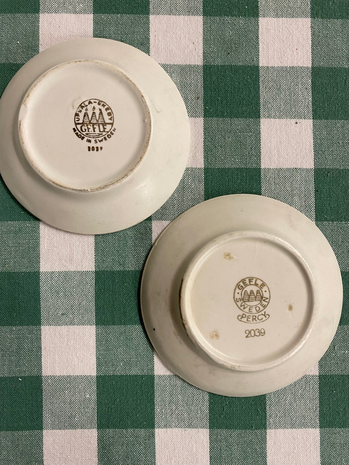 2st minifat i matt guldprickigt porslin Arthur Percy Gefle
