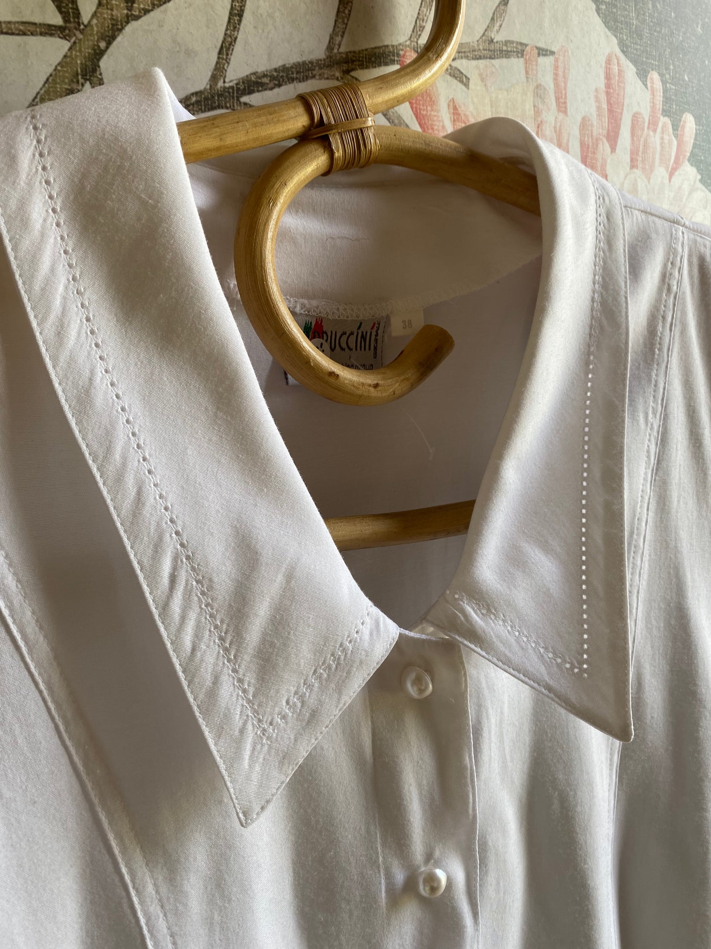 Vit blus med vackra knappar