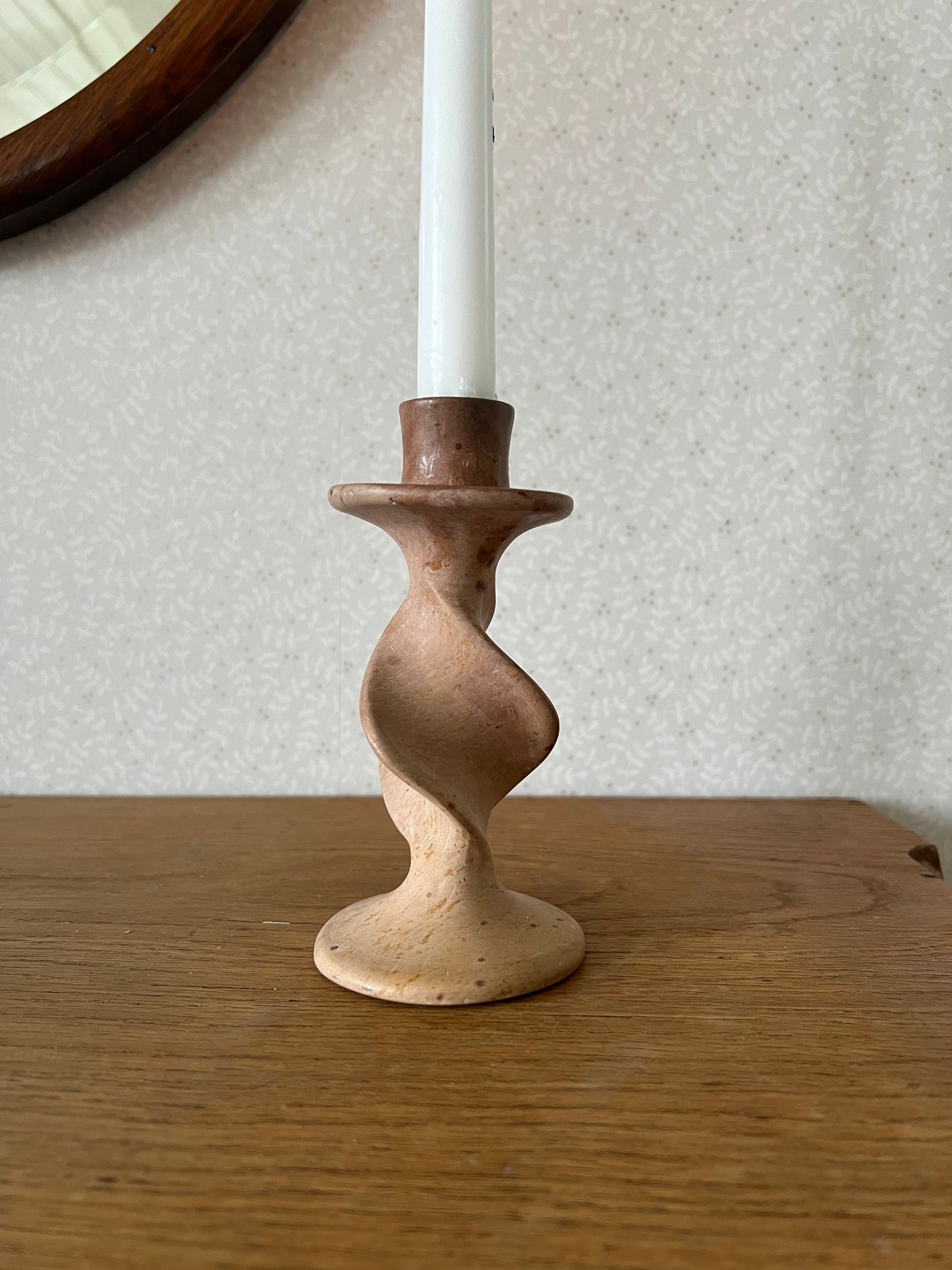 Snurrad ljusstake i beigerosa