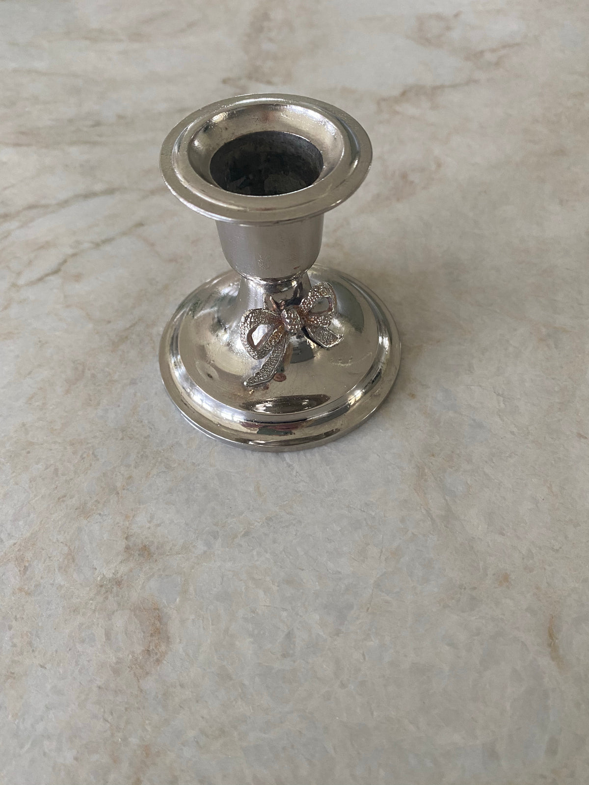 Ljusstake i silver med rosett