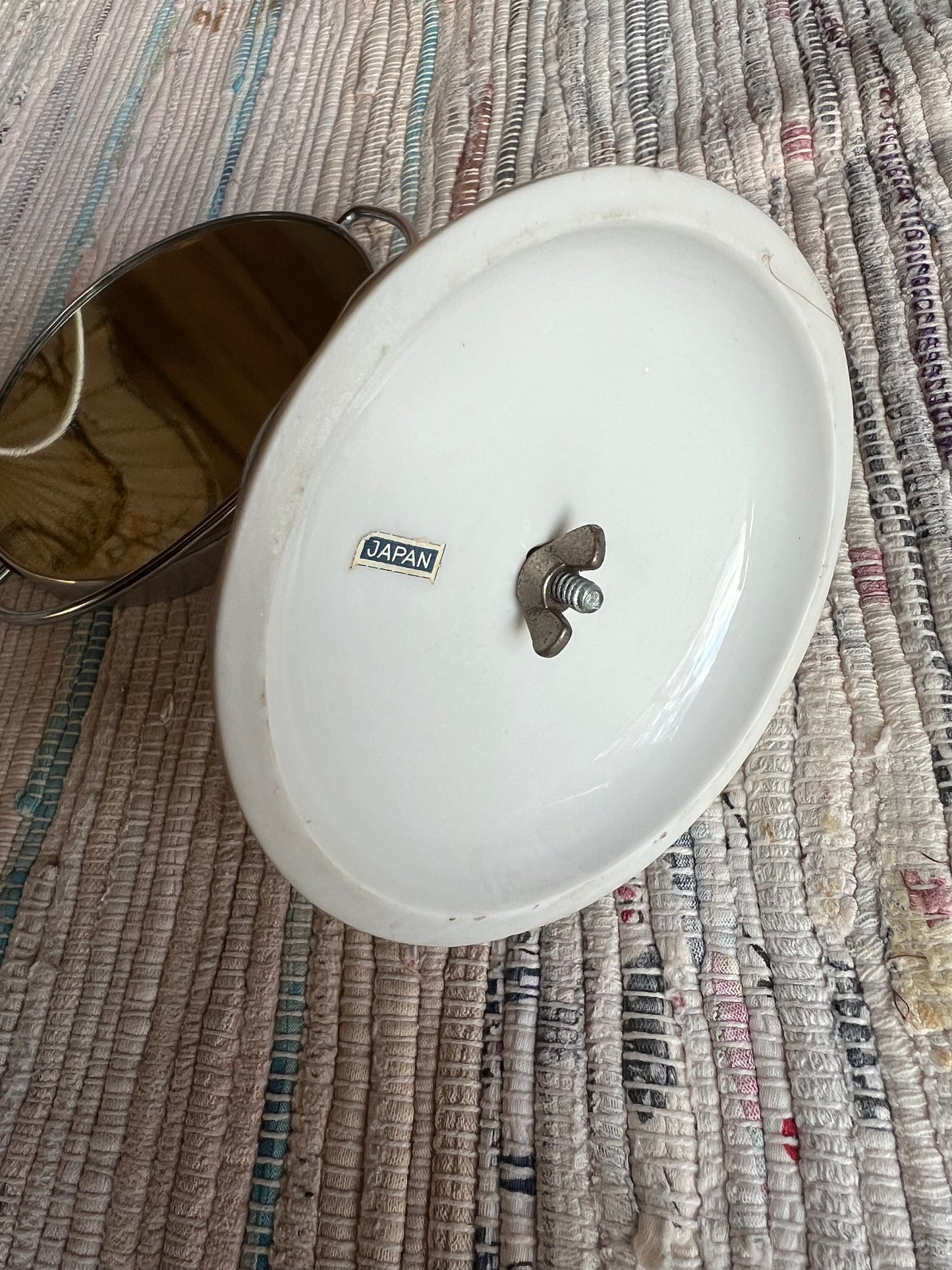 Otrolig liten spegel på porslinsfot