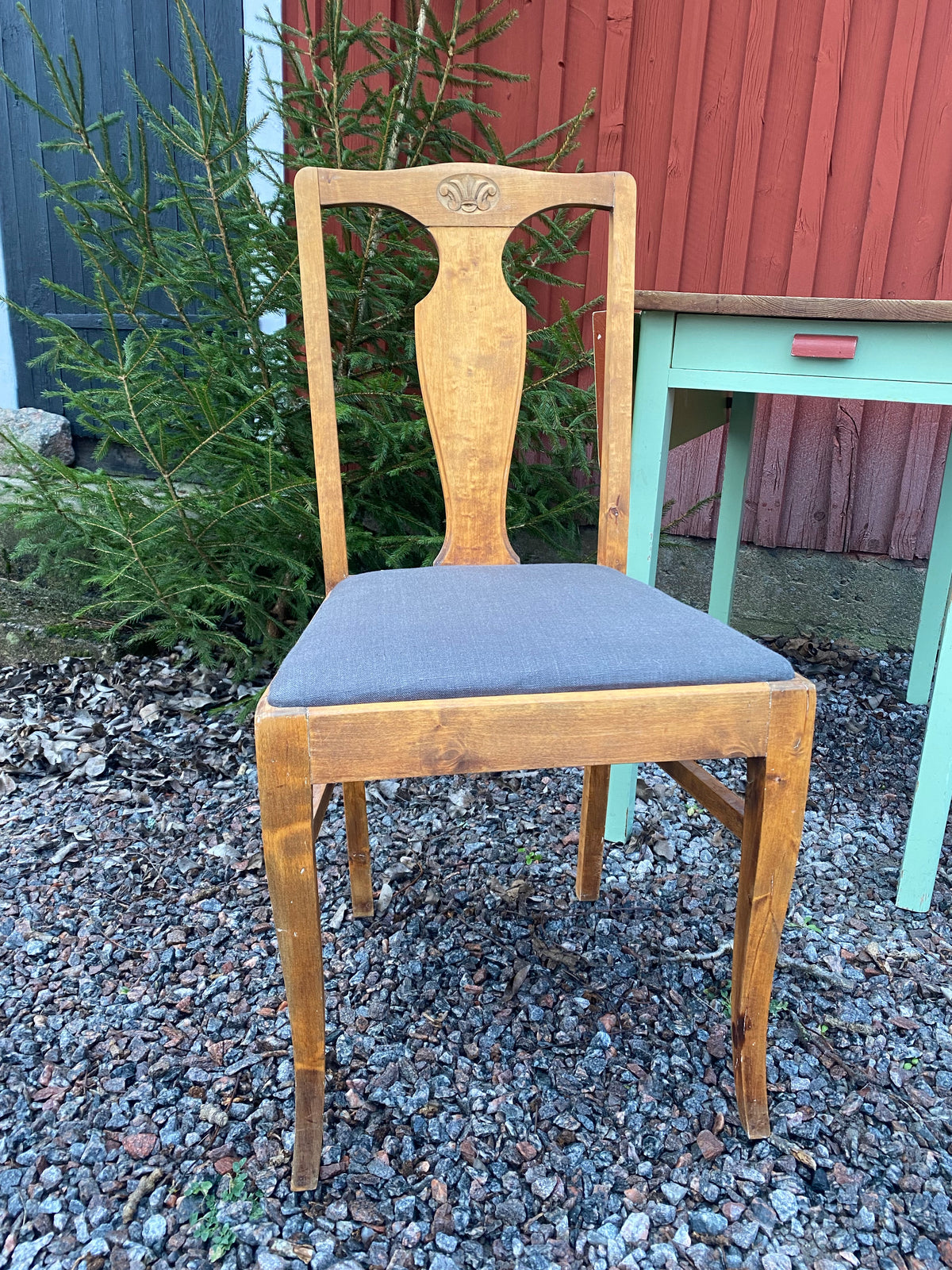 Äldre trästol med fin tygsits
