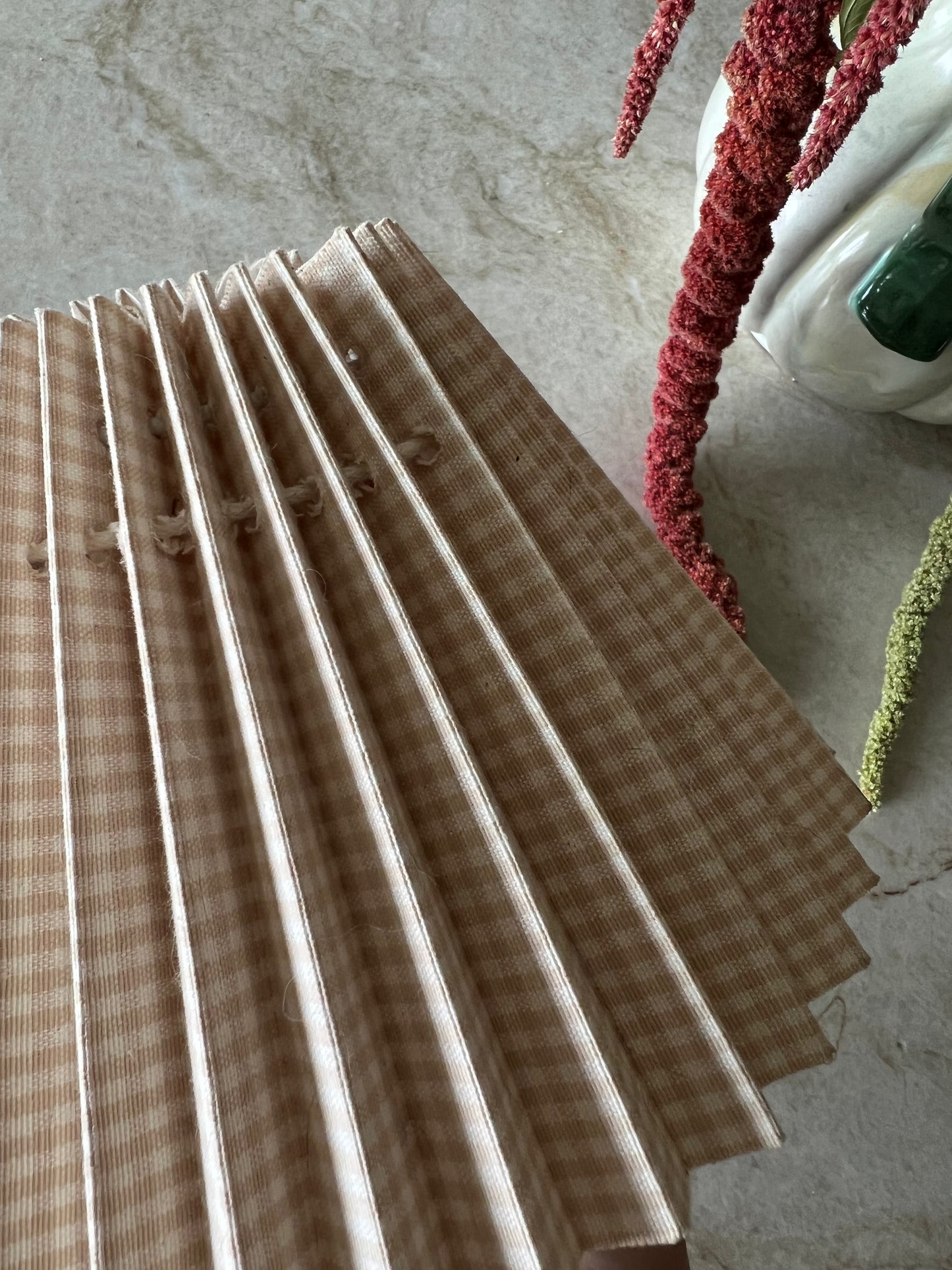 Lampskärm i vit och beige rutigt