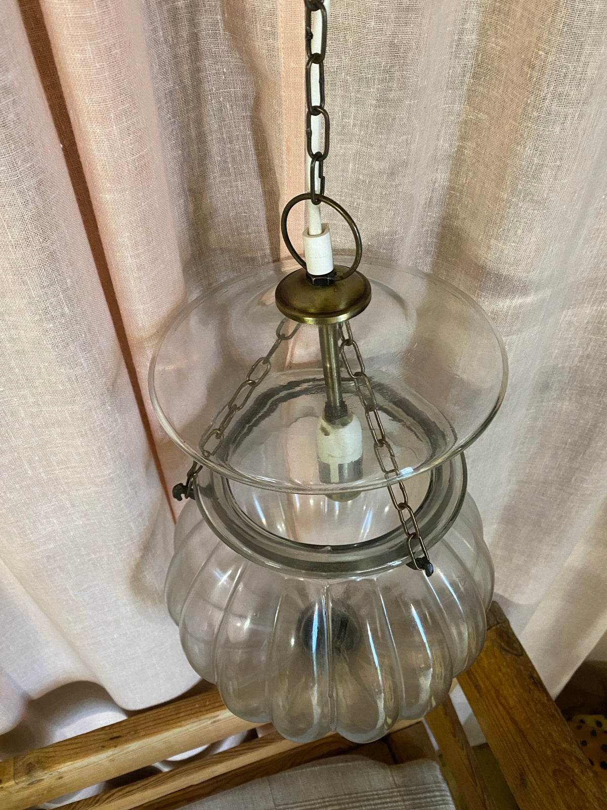 Stor taklampa i glas med vacker form