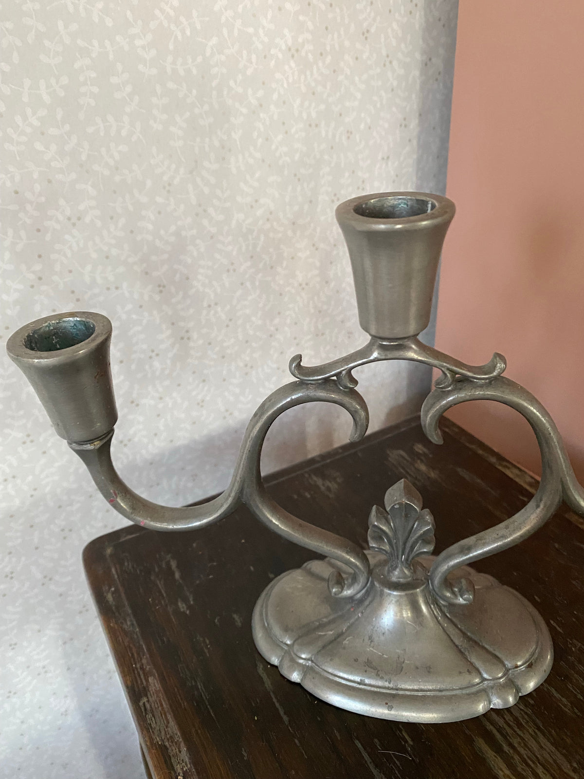 Trearmad ljusstake i tenn