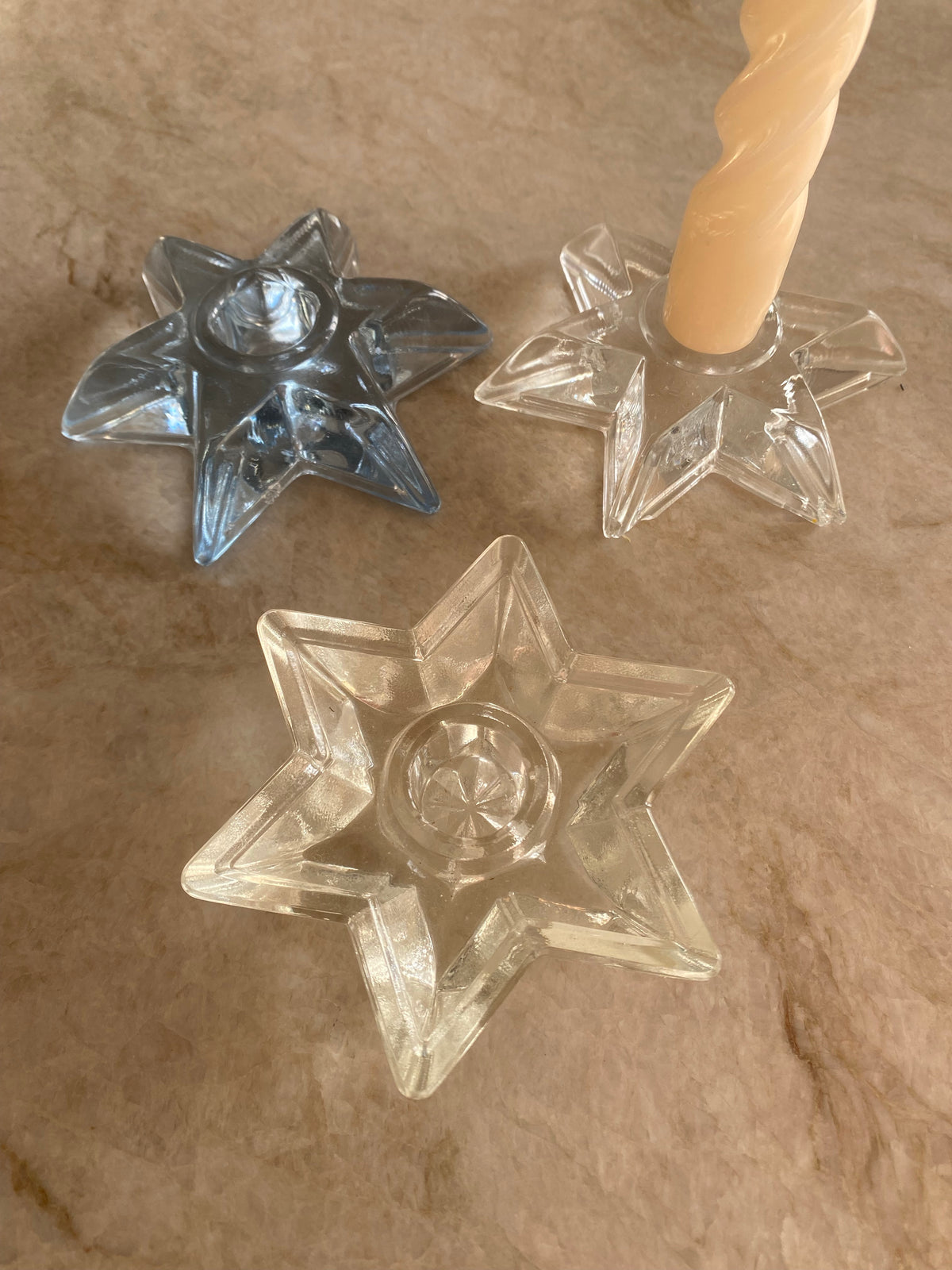 Tre ljushållare i form av stjärnor i glas
