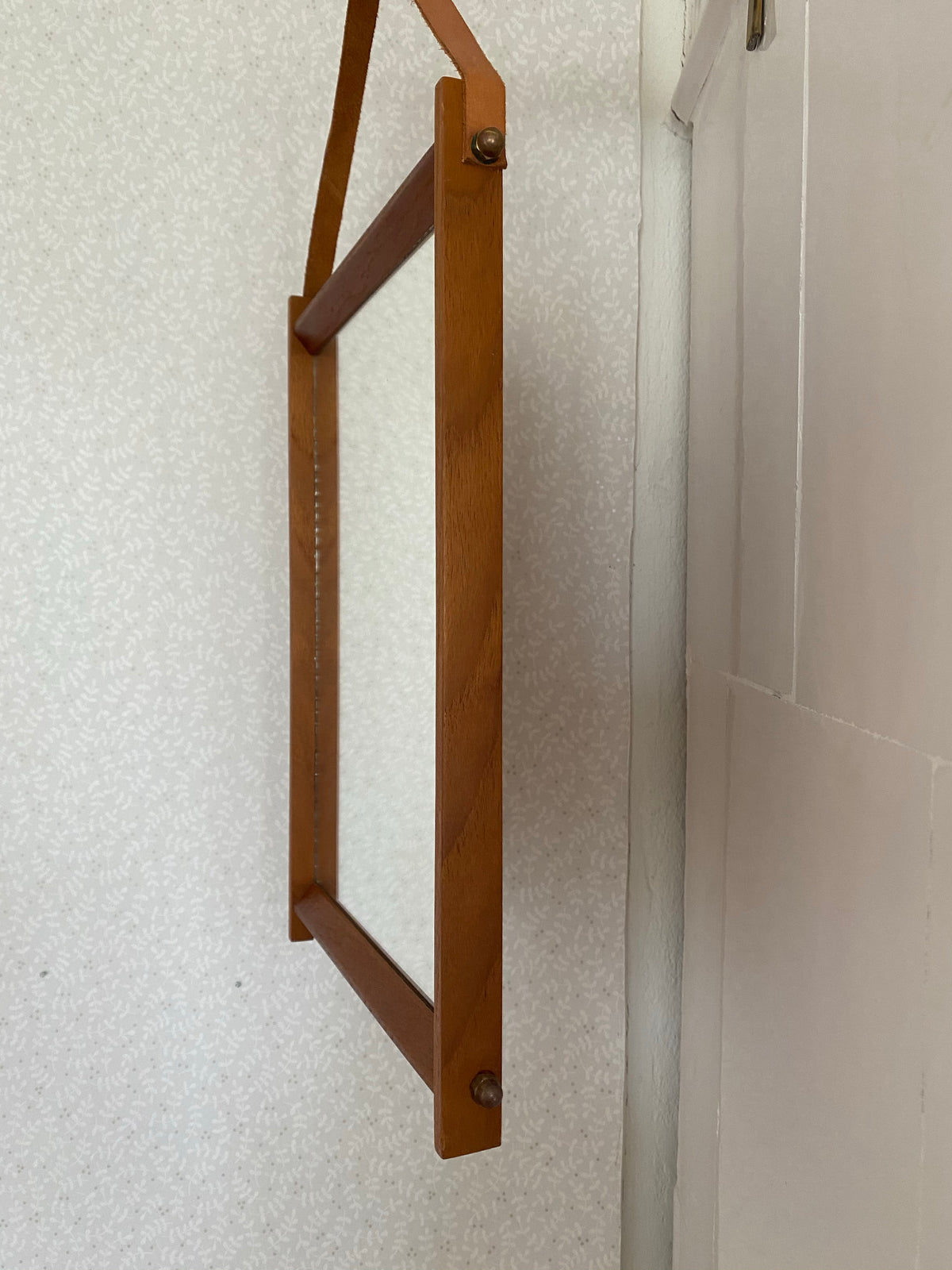 Spegel med ram i teak och läderband som hängare