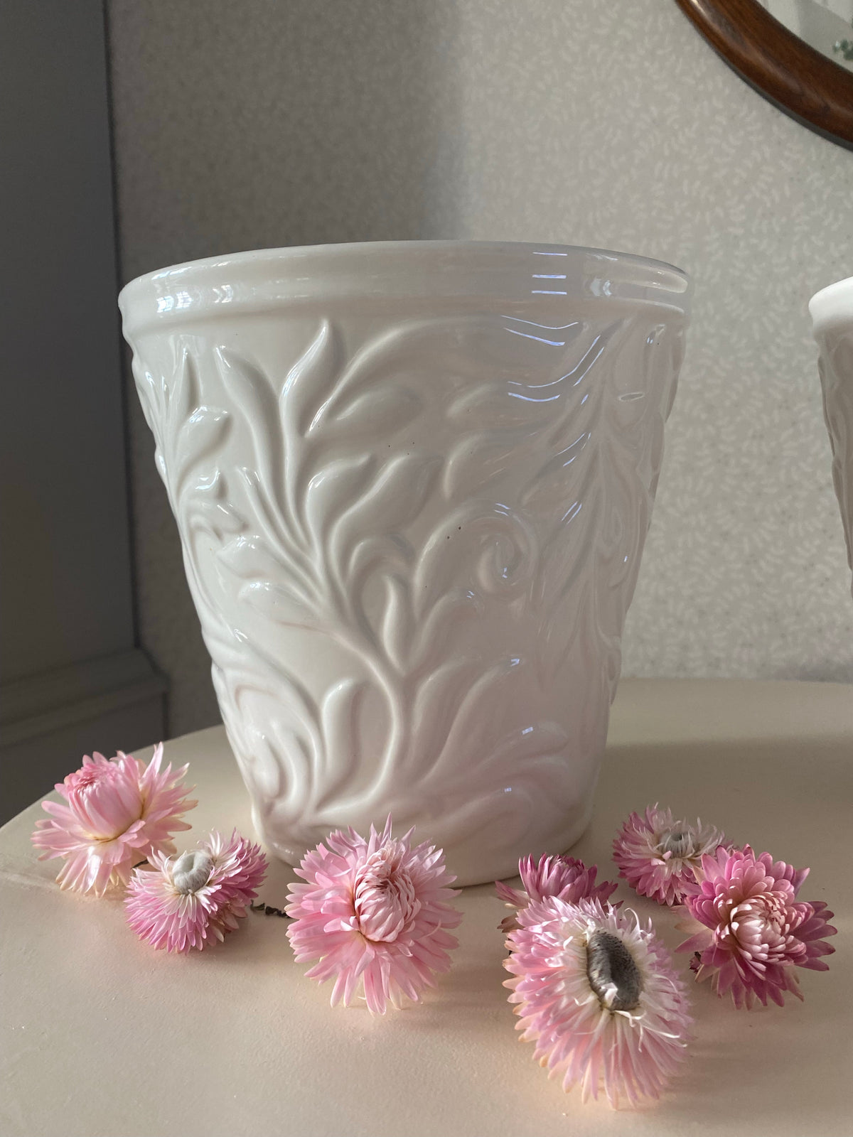 Paret stora krukor med blomstermönster
