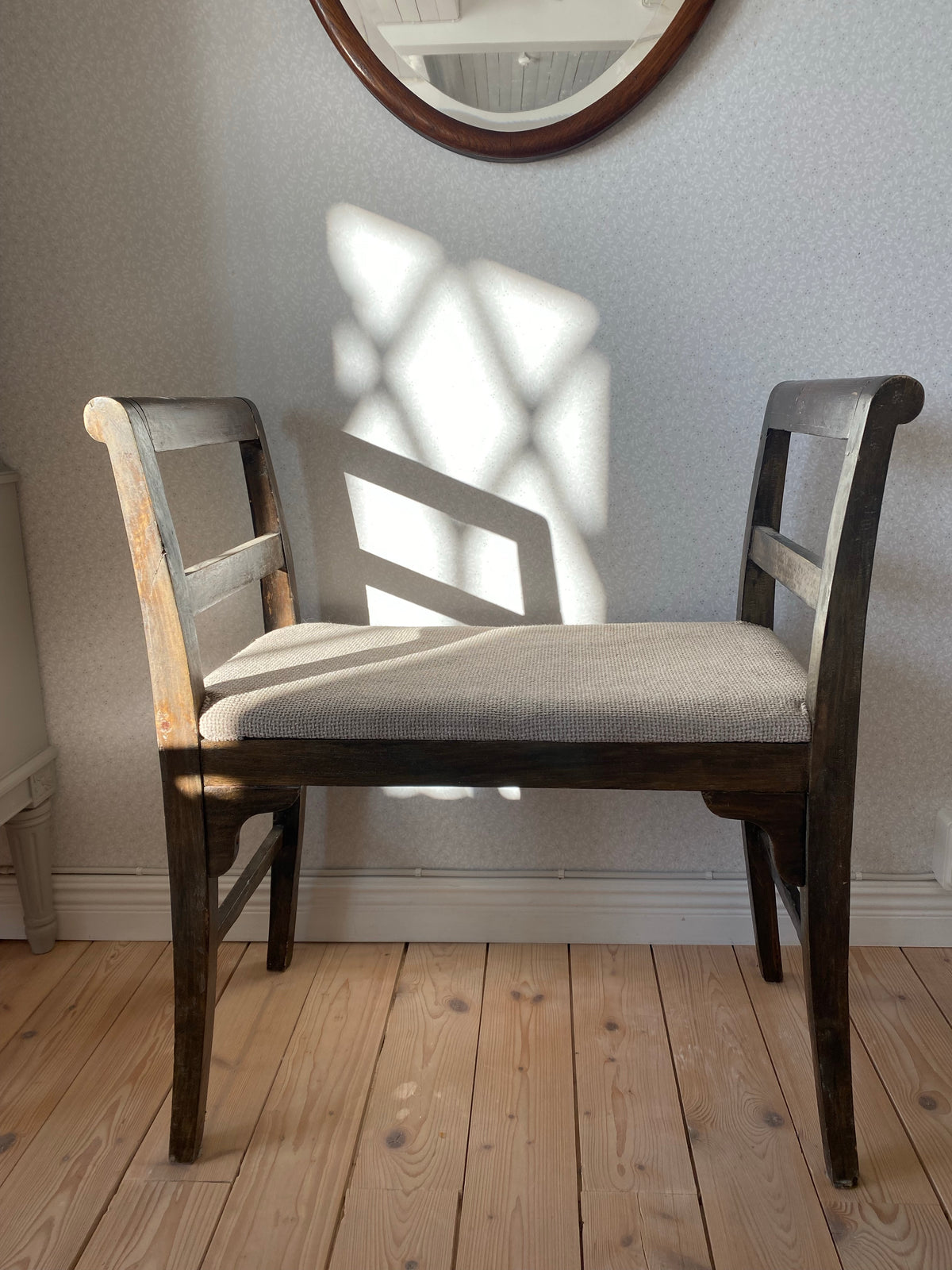 Äldre sittpall i mörkt trä