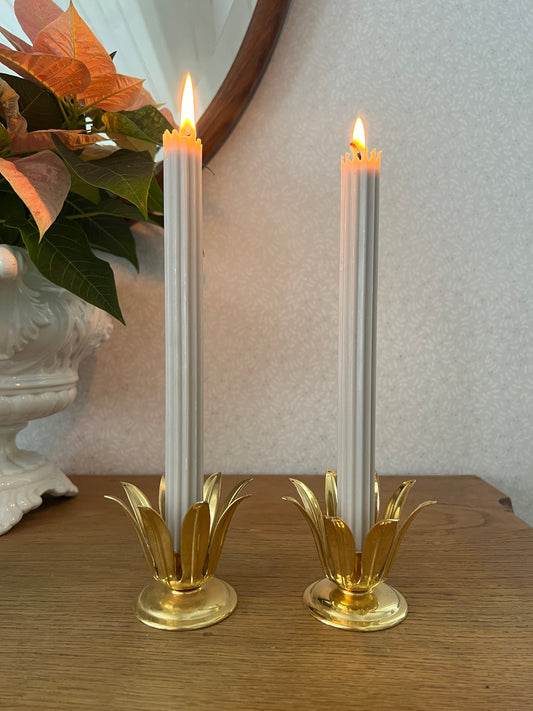 2 st liljeformade mässingsljusstakar
