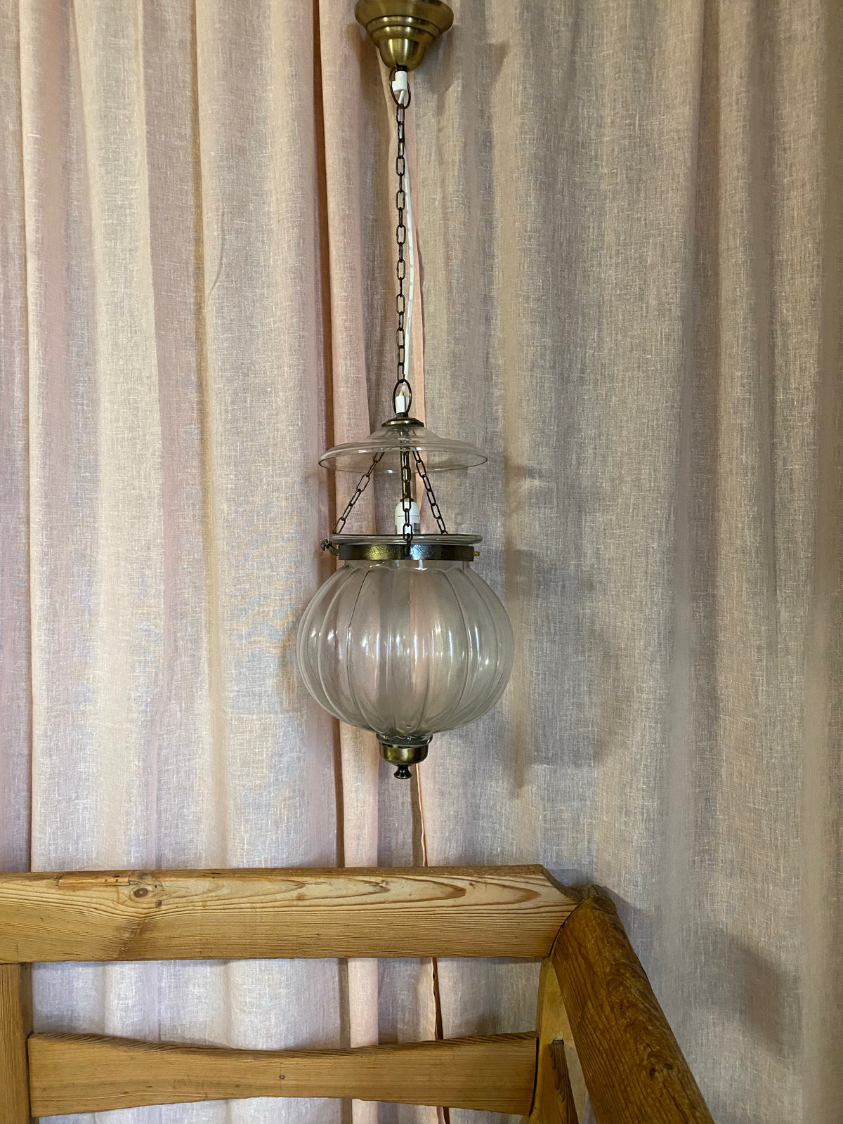 Stor taklampa i glas med vacker form
