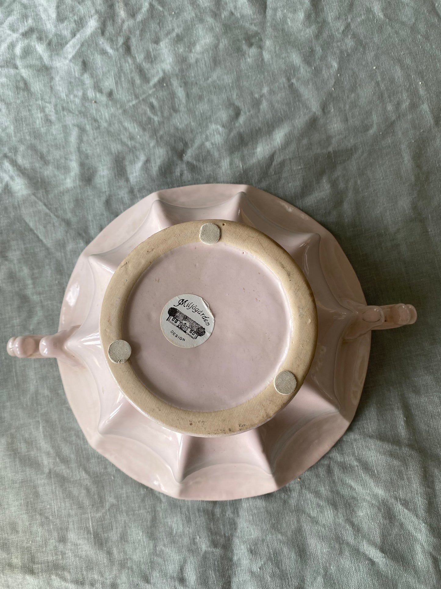Ljust rosa skål med öron
