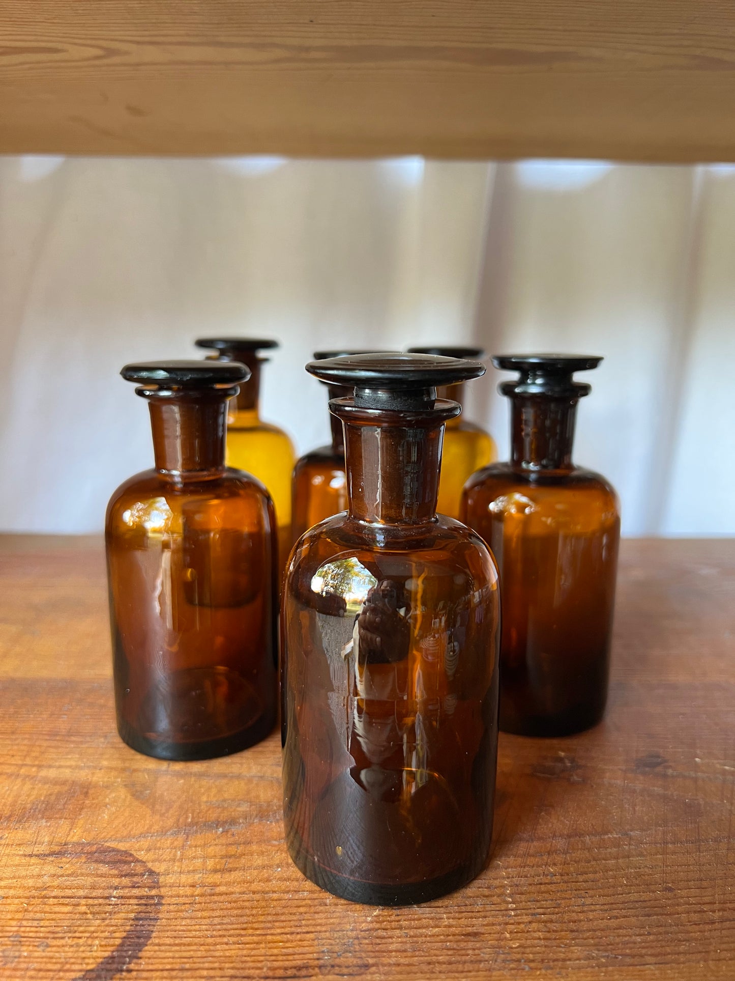 2st flaskor i brunt glas med kork