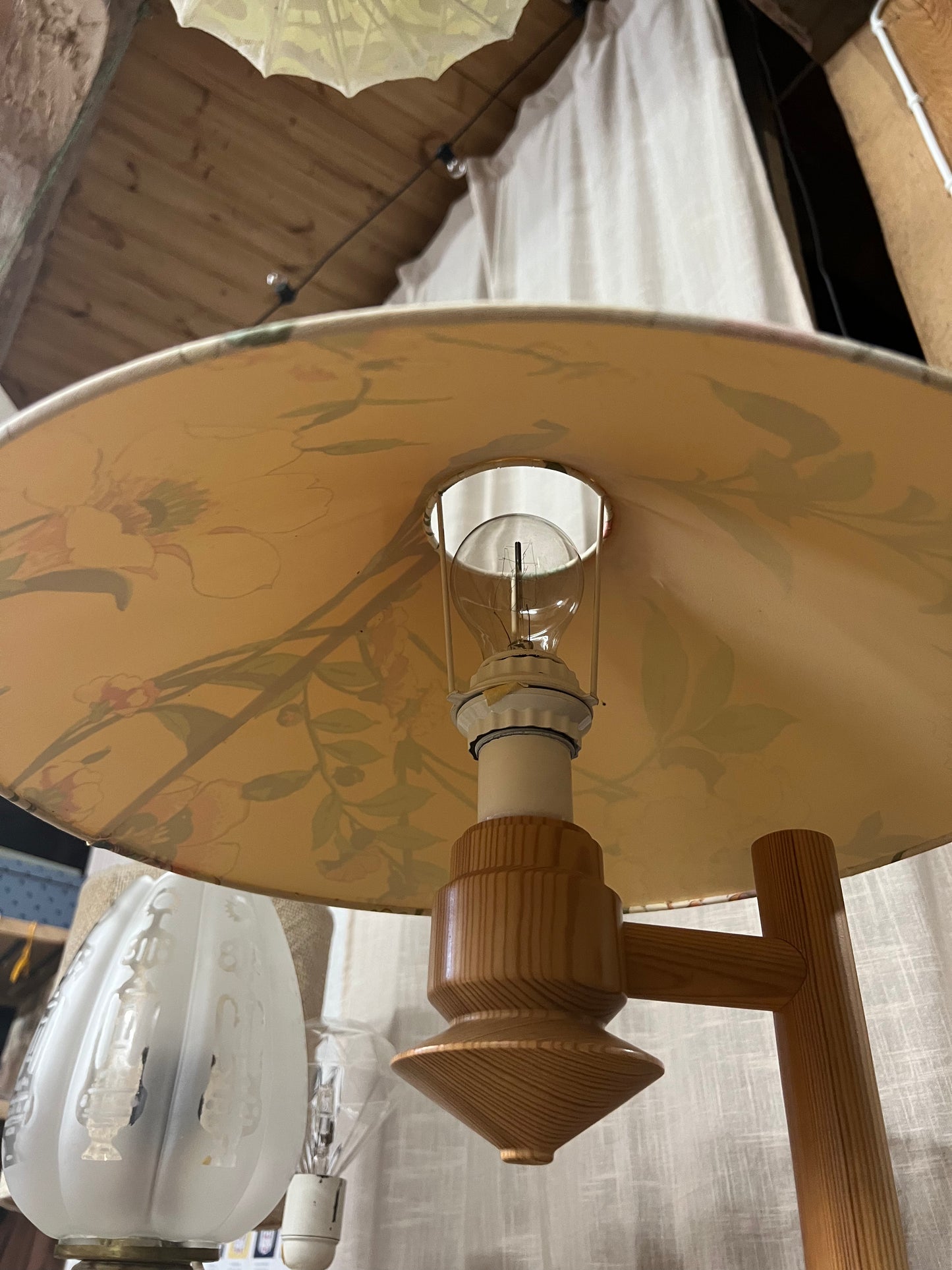 Bordslampa med finaste blomstertygskärmen