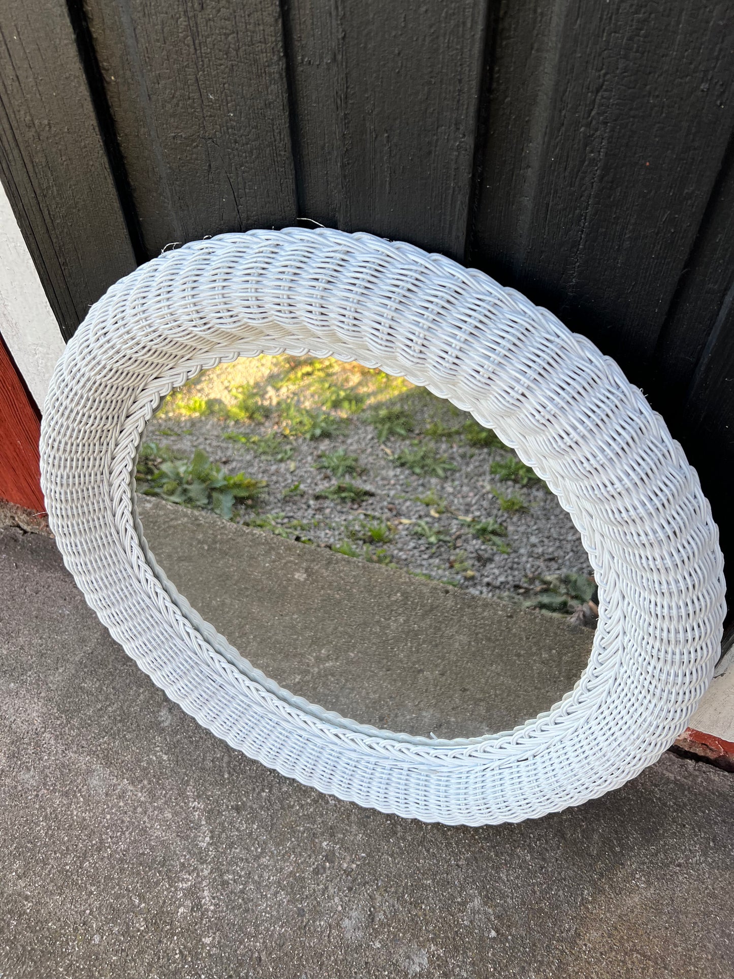 Stor rund spegel med vit rottingram