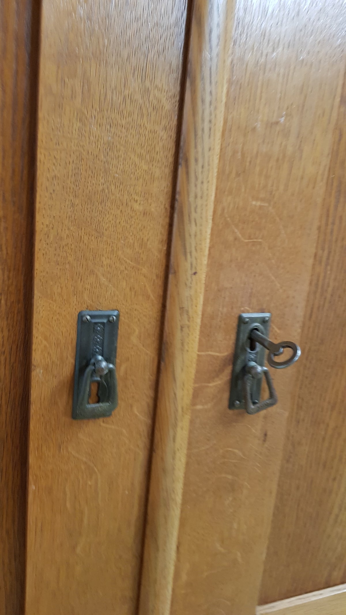 Högt skåp i brunt med gröna fönster