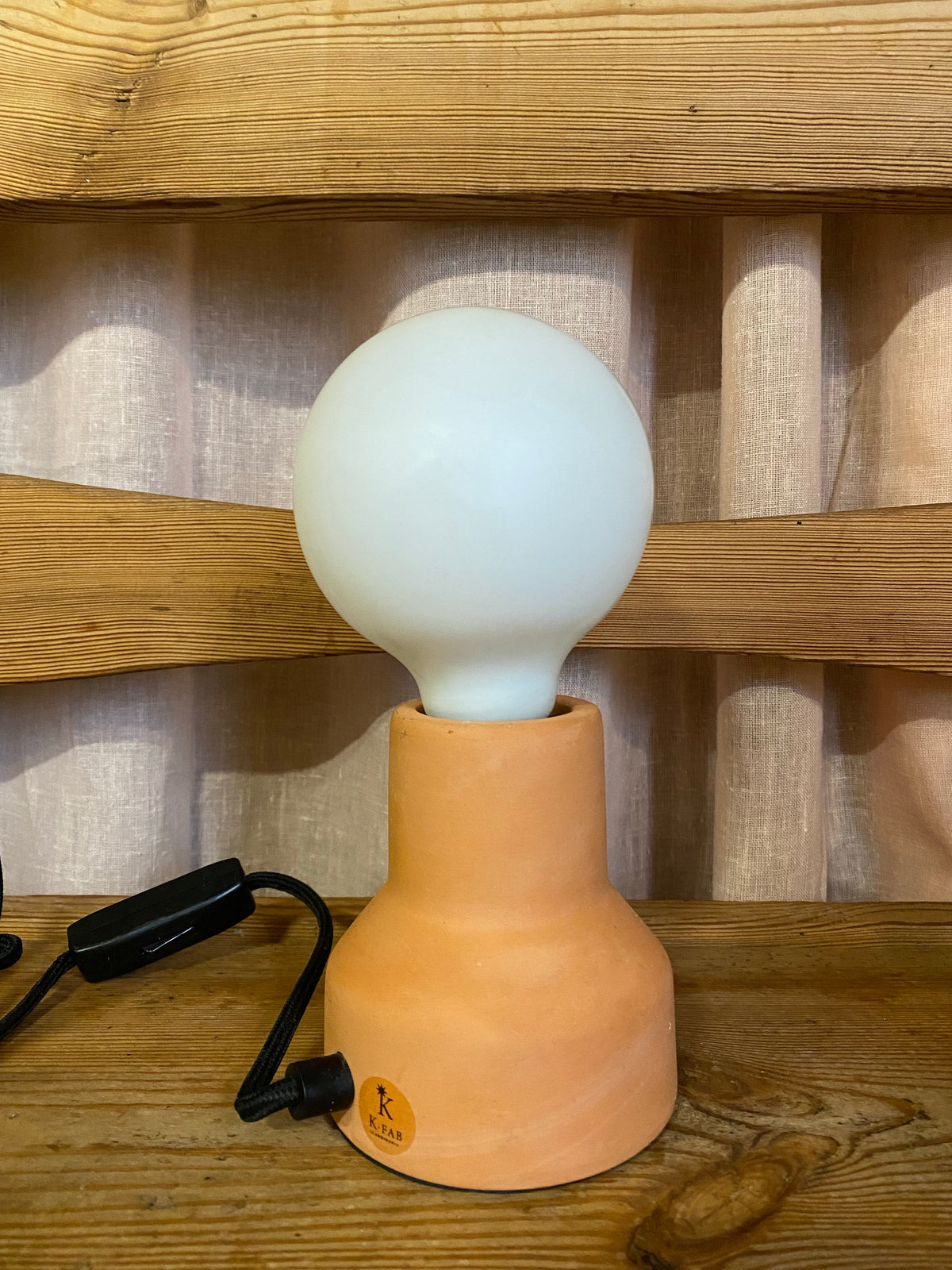 Bordslampa i keramik terrakotta