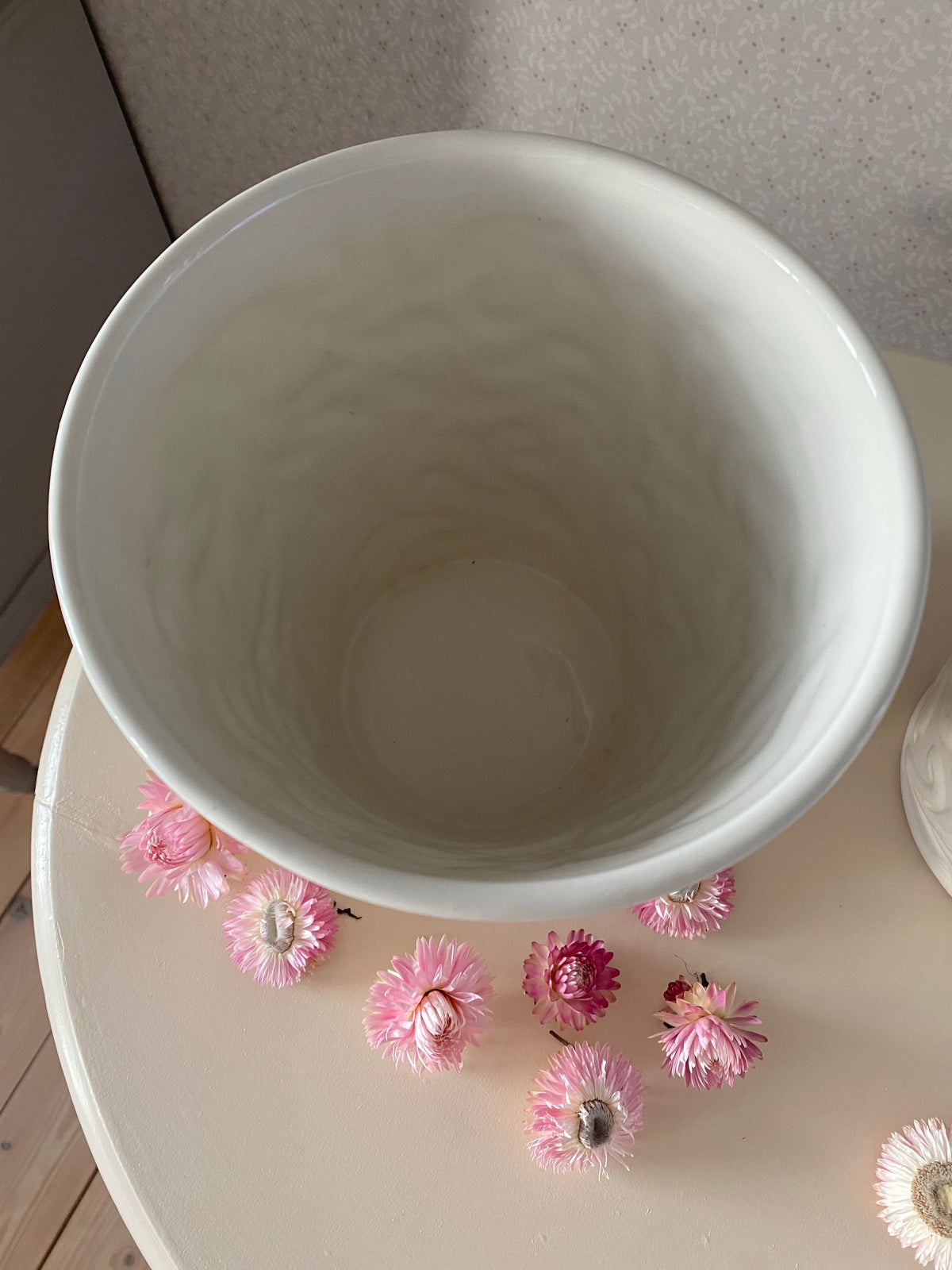 Paret stora krukor med blomstermönster