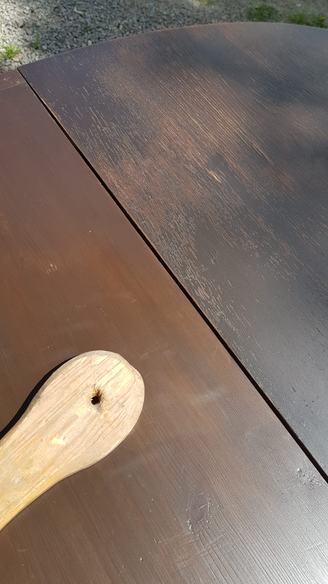 Ovalt matbord i mörkt trä med iläggsskivor