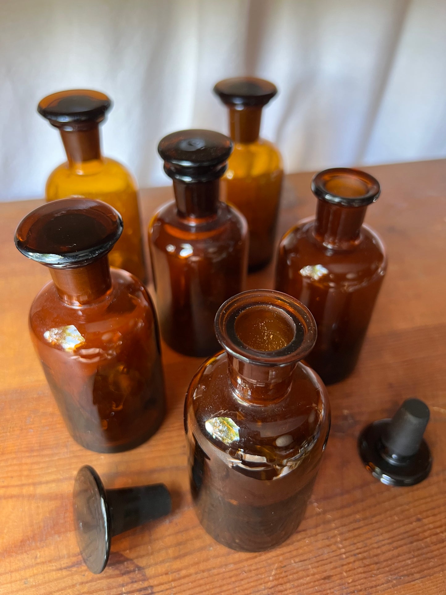 2st flaskor i brunt glas med kork