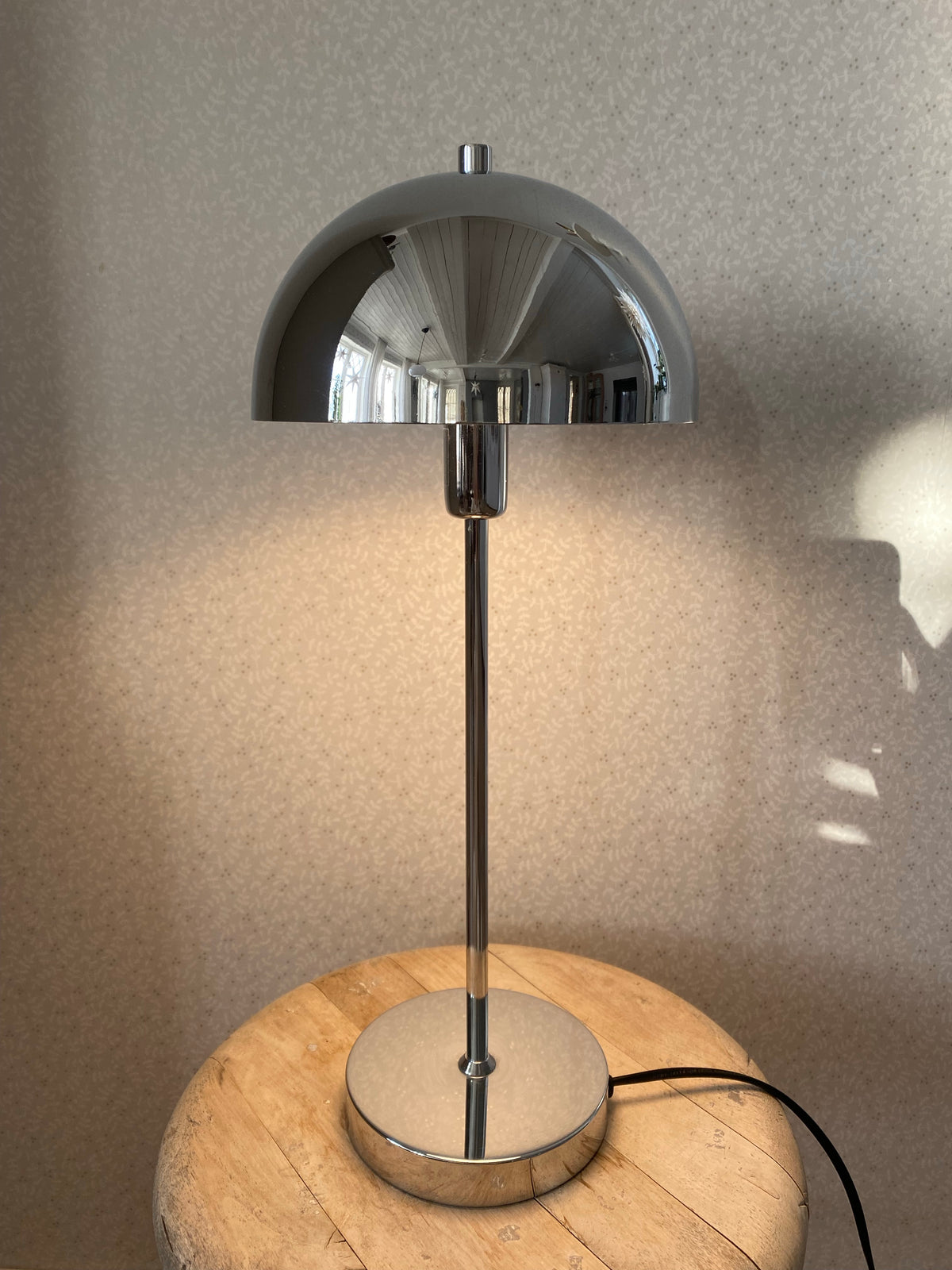 Silverfärgad bordslampa