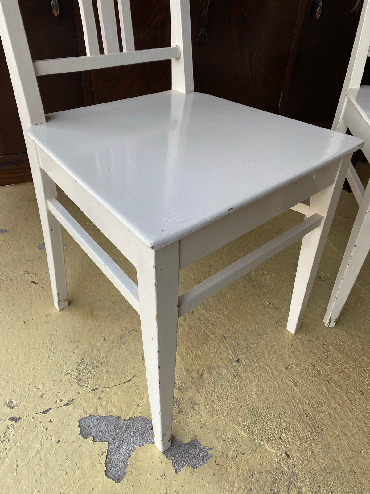 Paret vita gamla trästolar