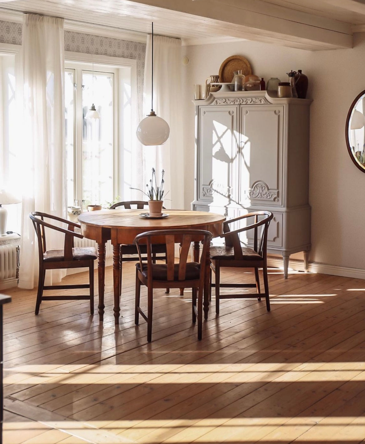 Klotformad lampa i vitt porslin