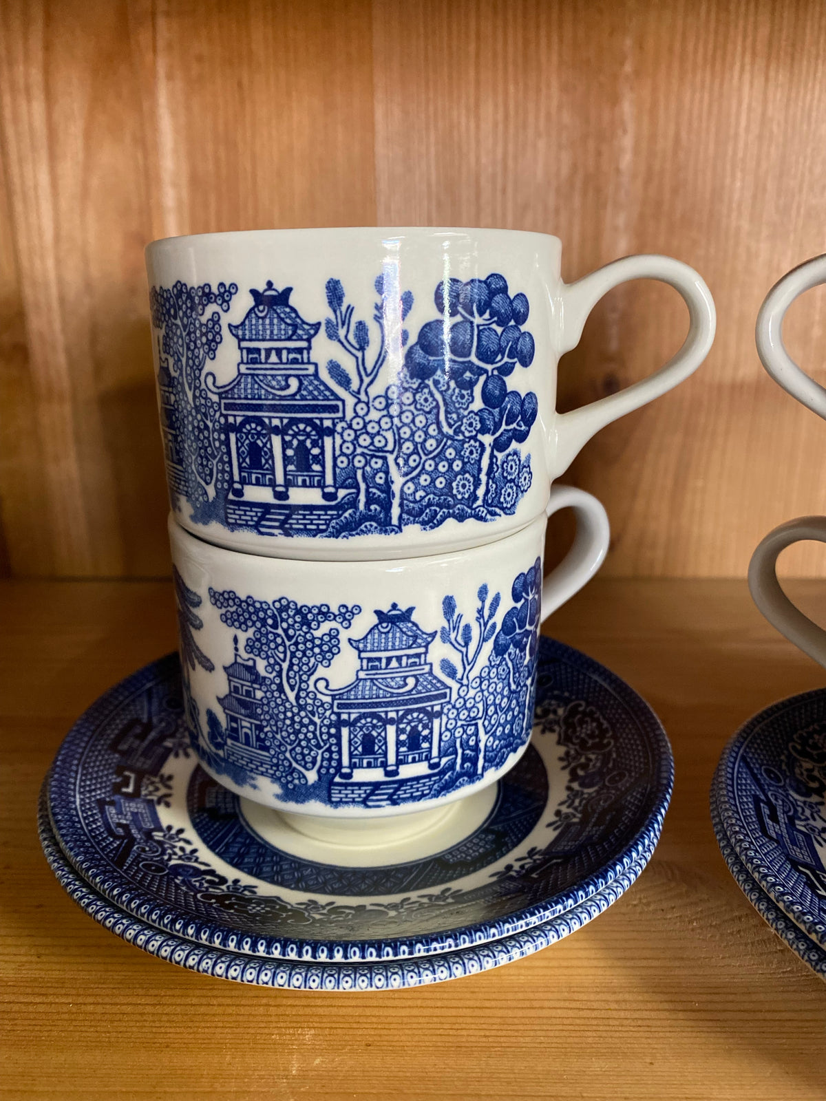 Fyra kaffekoppar med fat - Churchill England