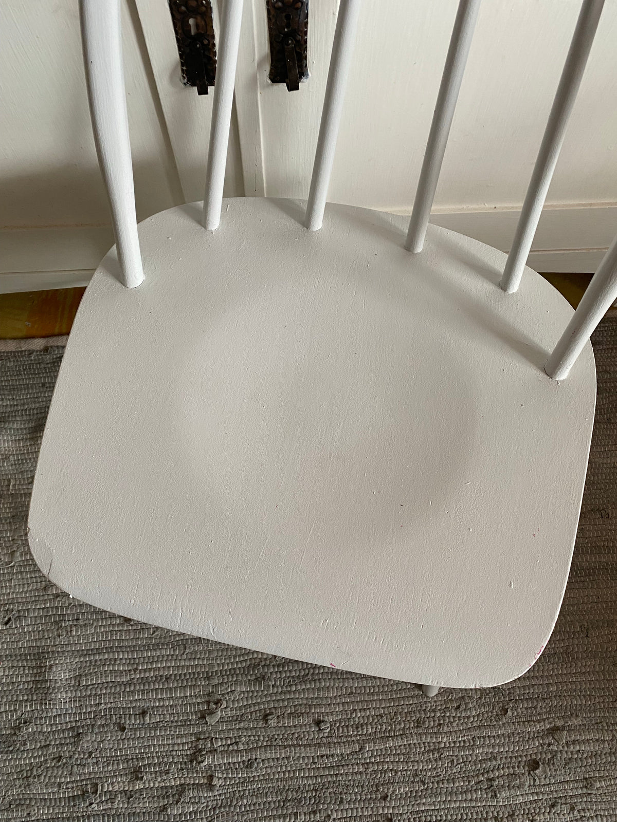 Vitmålad pinnstol med rundad rygg