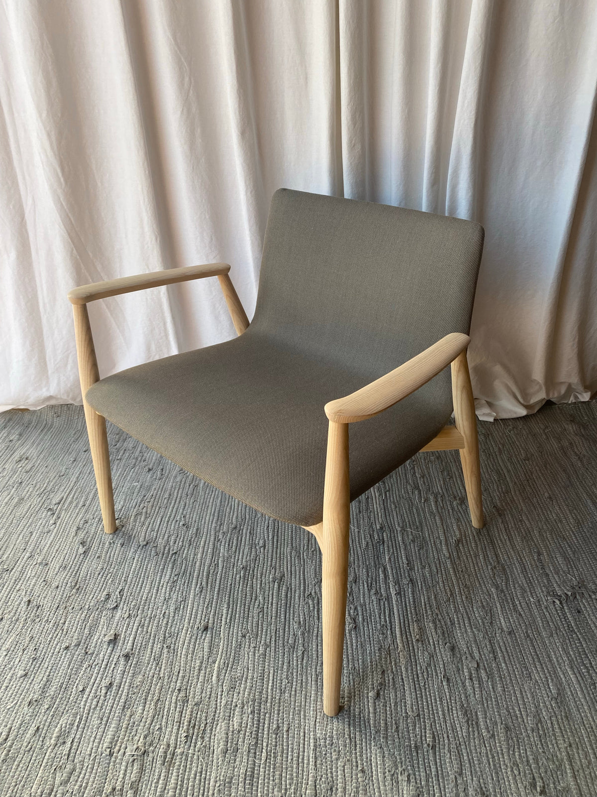 Fåtölj i grått tyg och ljust trä - Pedrali italiensk design