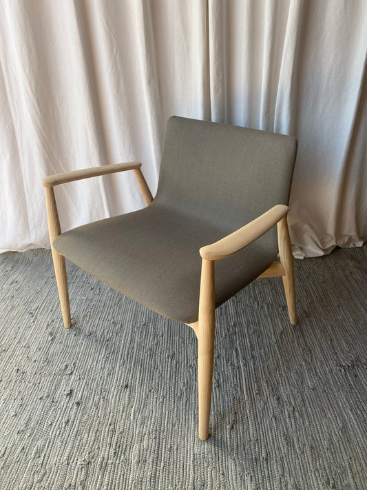 Fåtölj i grått tyg och ljust trä - Pedrali italiensk design
