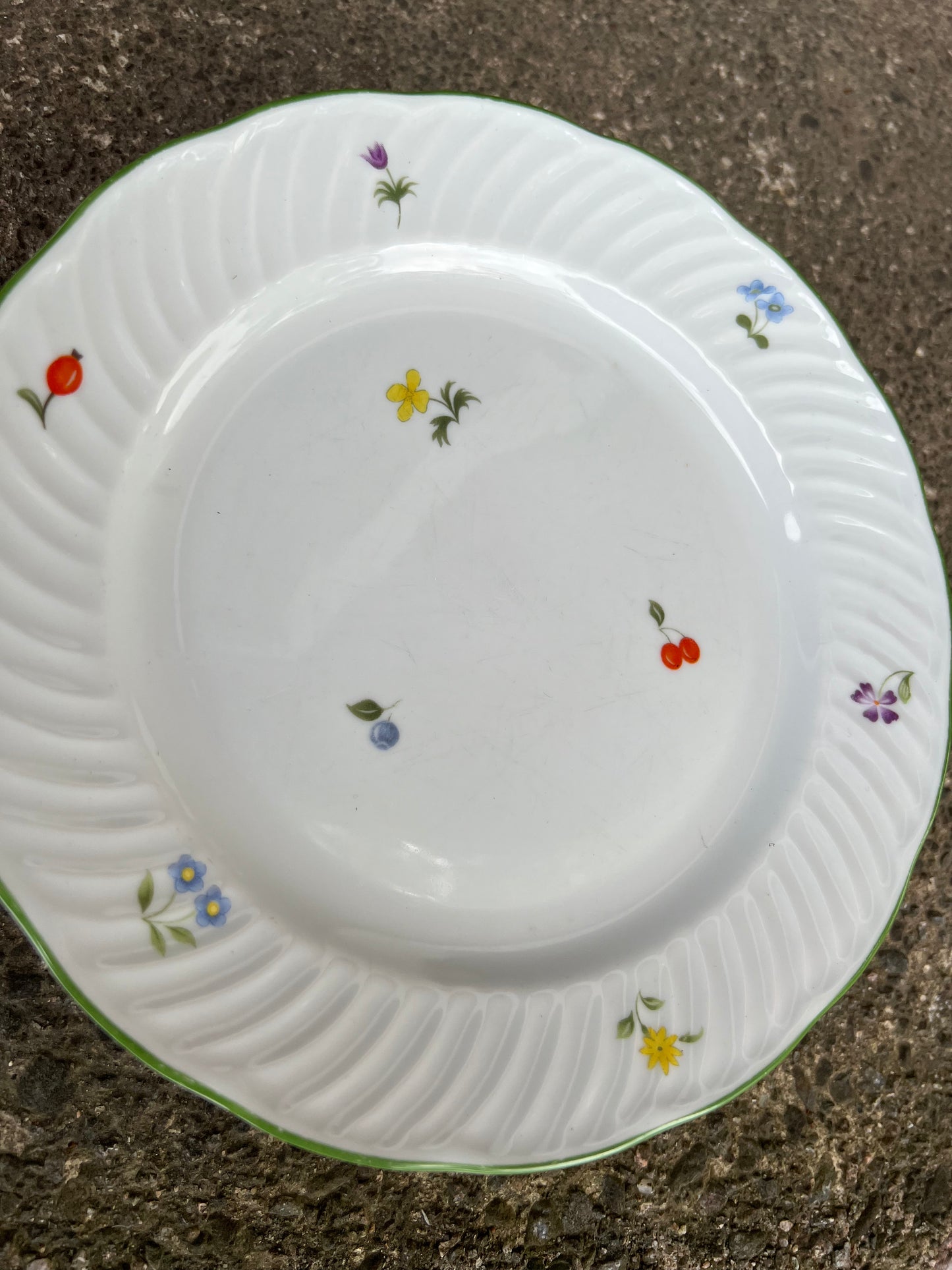 4st assietter med blommor och körsbär