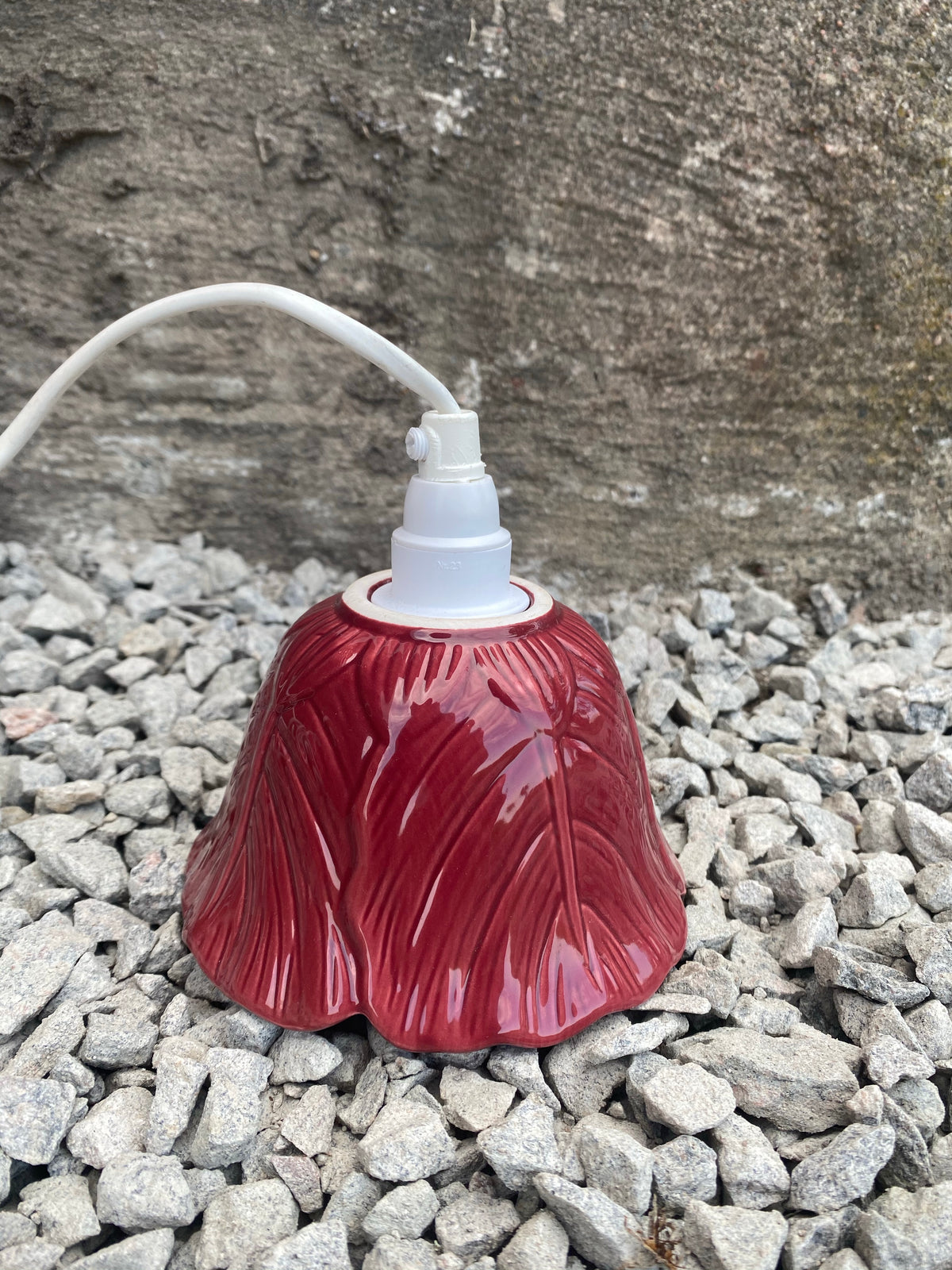 Vinröd fönsterlampa i porslin med bladmönster