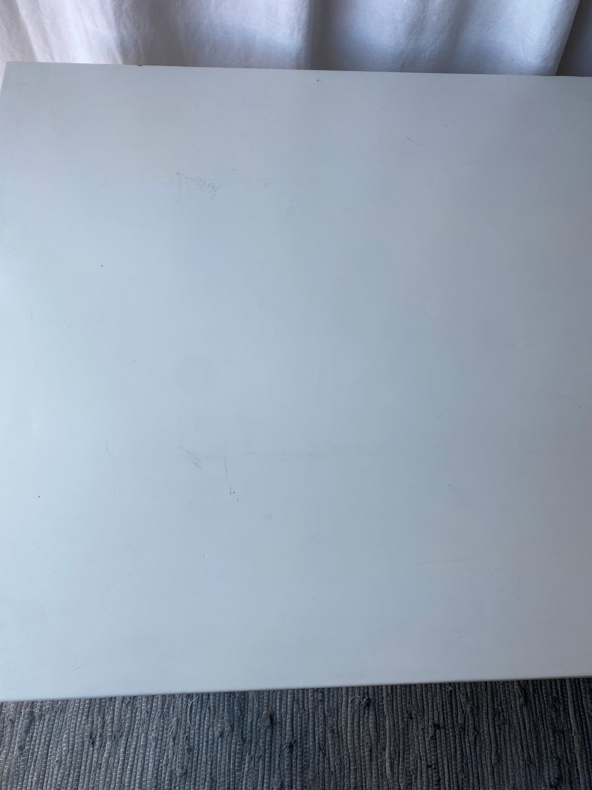 Gediget skrivbord vit och svartmålat